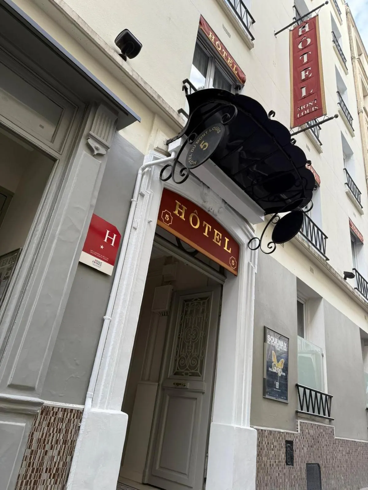 Facade/entrance in HOTEL DU MONT LOUIS