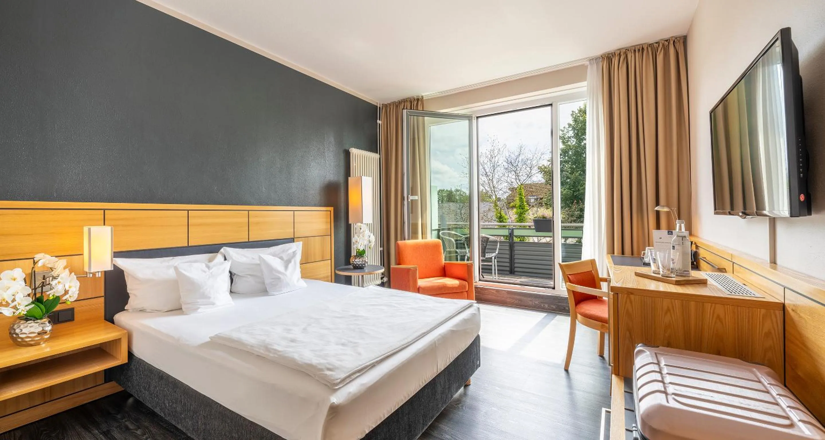 TV and multimedia, Bed in PLAZA INN Heidehof