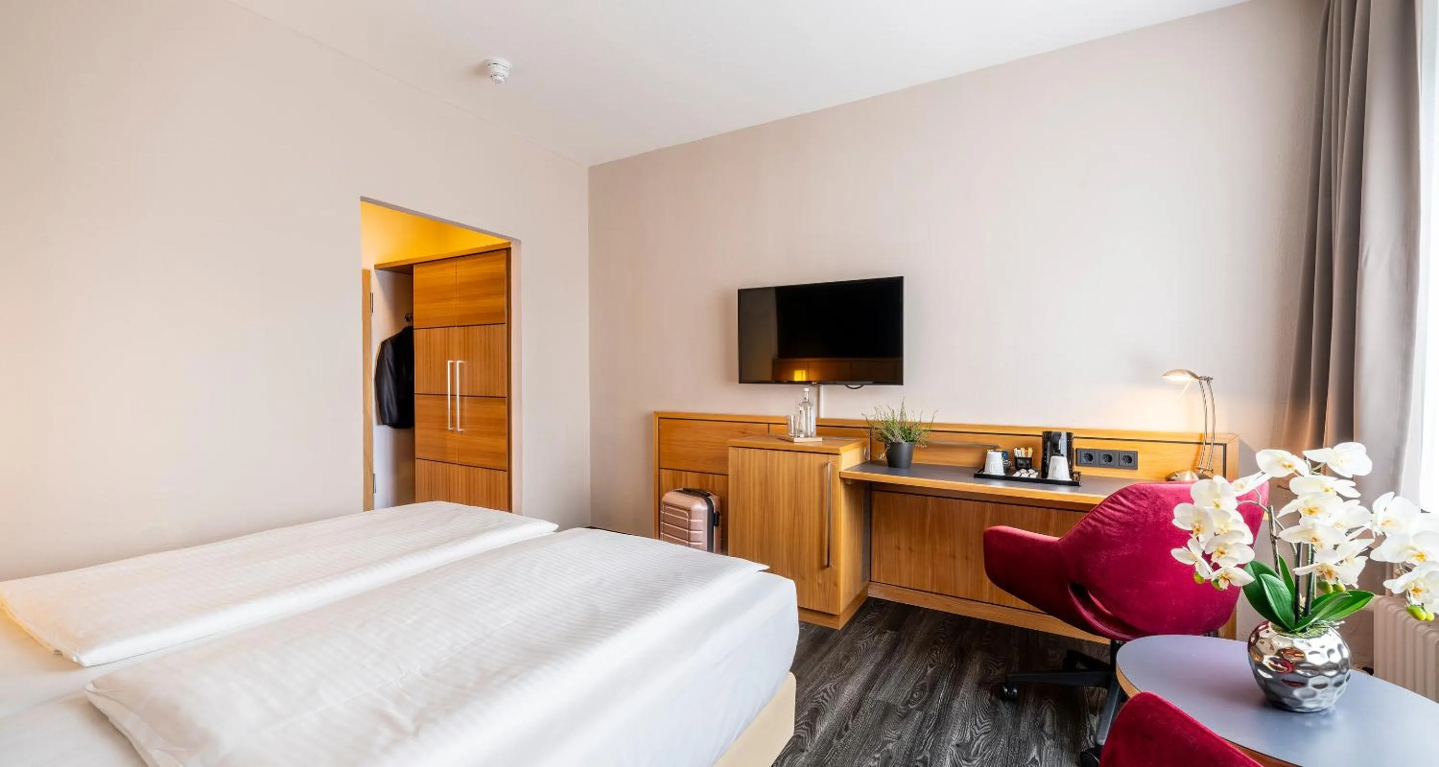 TV and multimedia, Bed in PLAZA INN Heidehof