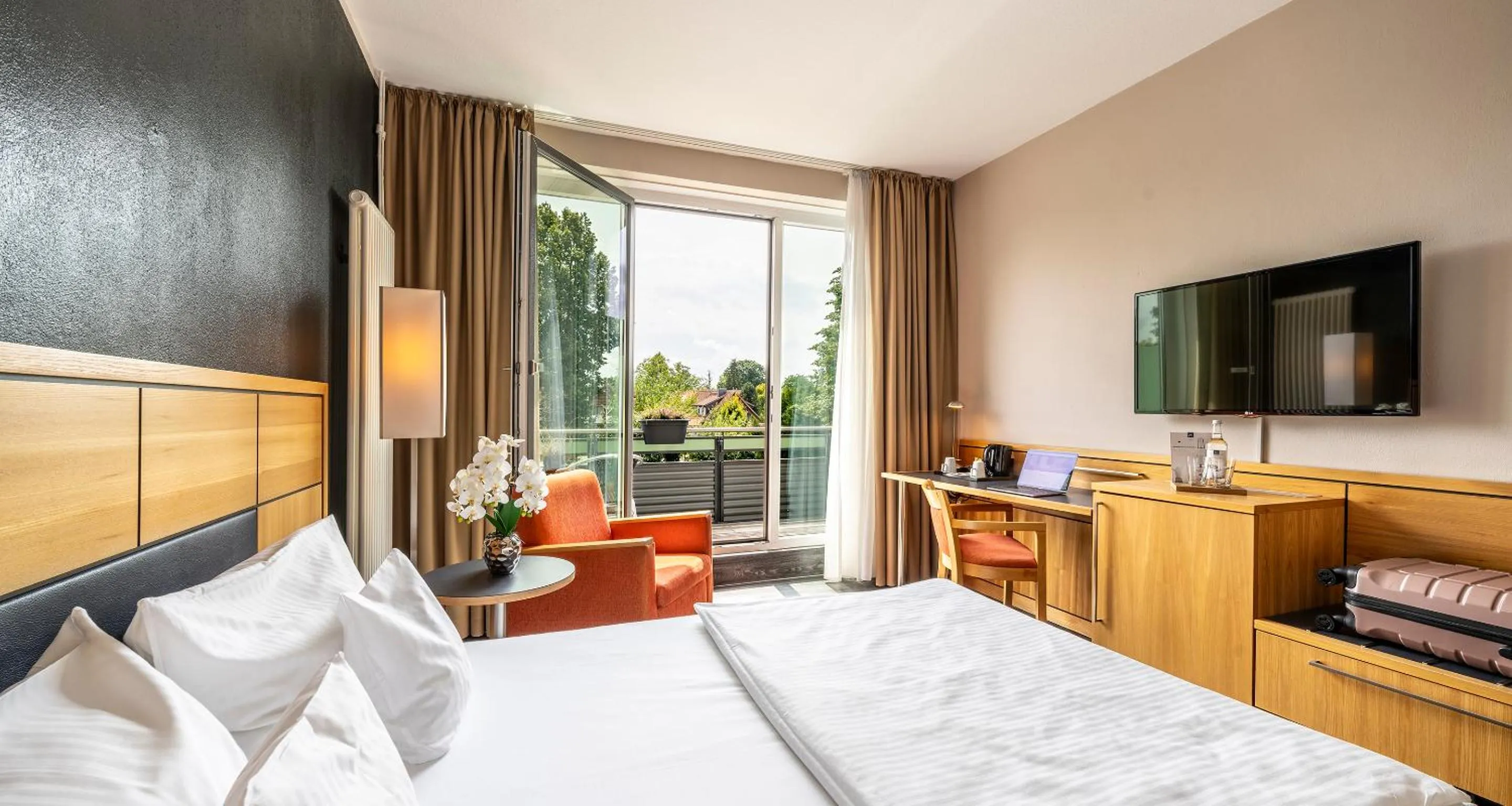 TV and multimedia, Bed in PLAZA INN Heidehof