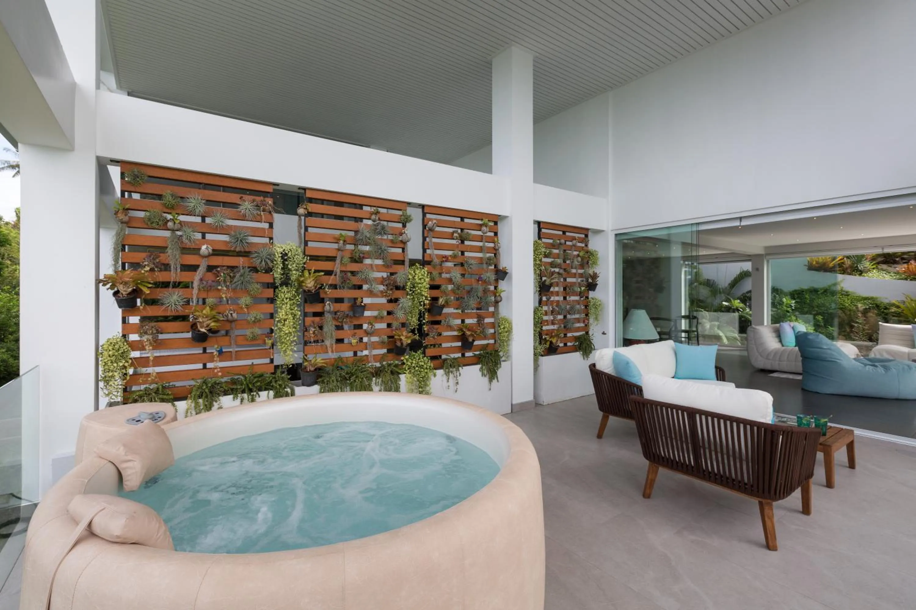 Hot Tub in Panoramic Duplex Studio