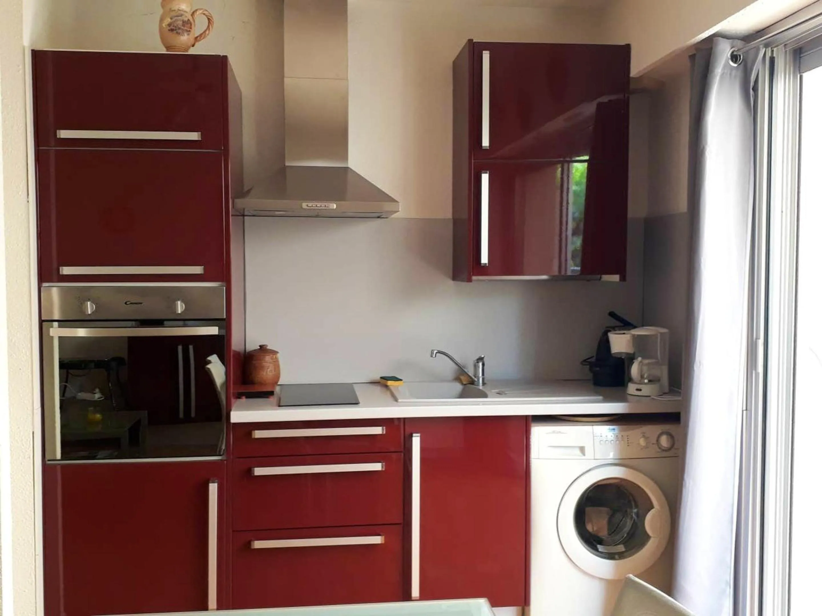 Kitchen or kitchenette in Appartement charmant à Saint-Aygulf avec jardin privé
