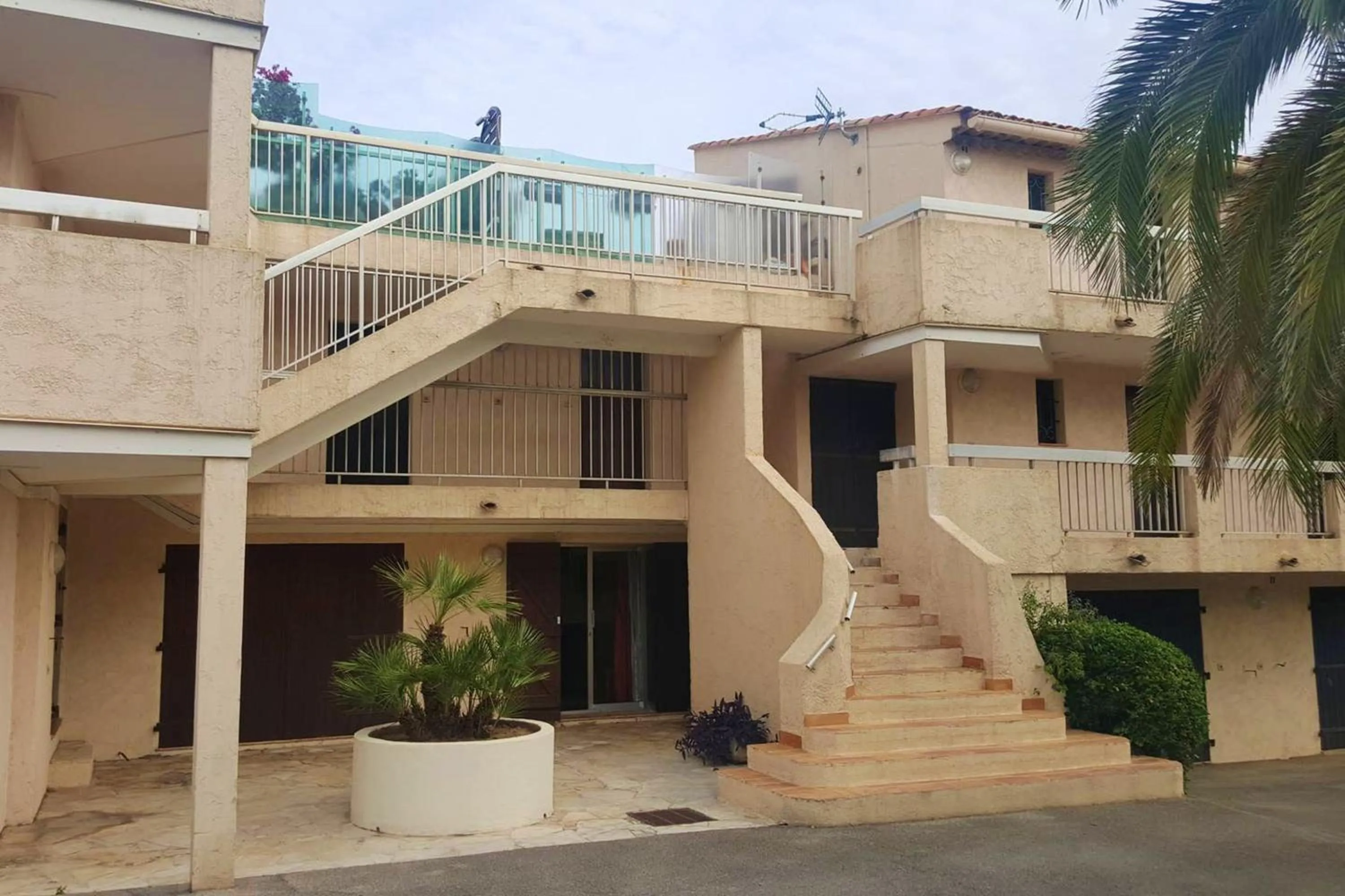 Property building in Appartement charmant à Saint-Aygulf avec jardin privé