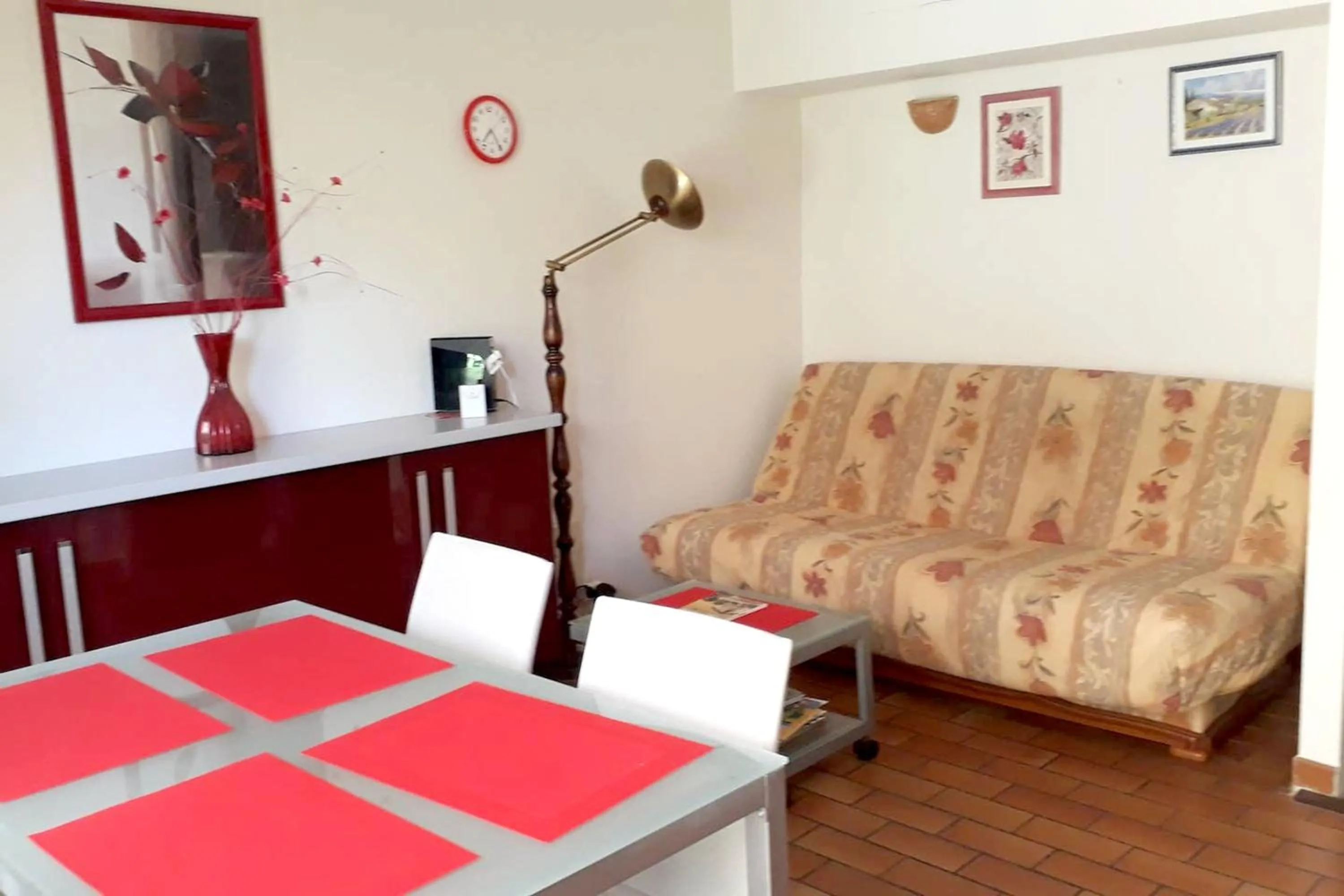 Photo of the whole room in Appartement charmant à Saint-Aygulf avec jardin privé