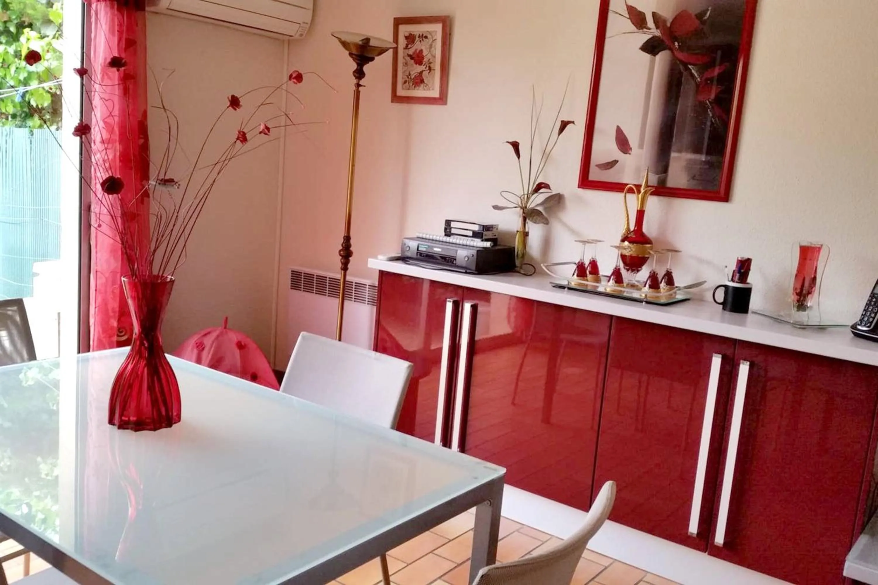 Dining area in Appartement charmant à Saint-Aygulf avec jardin privé