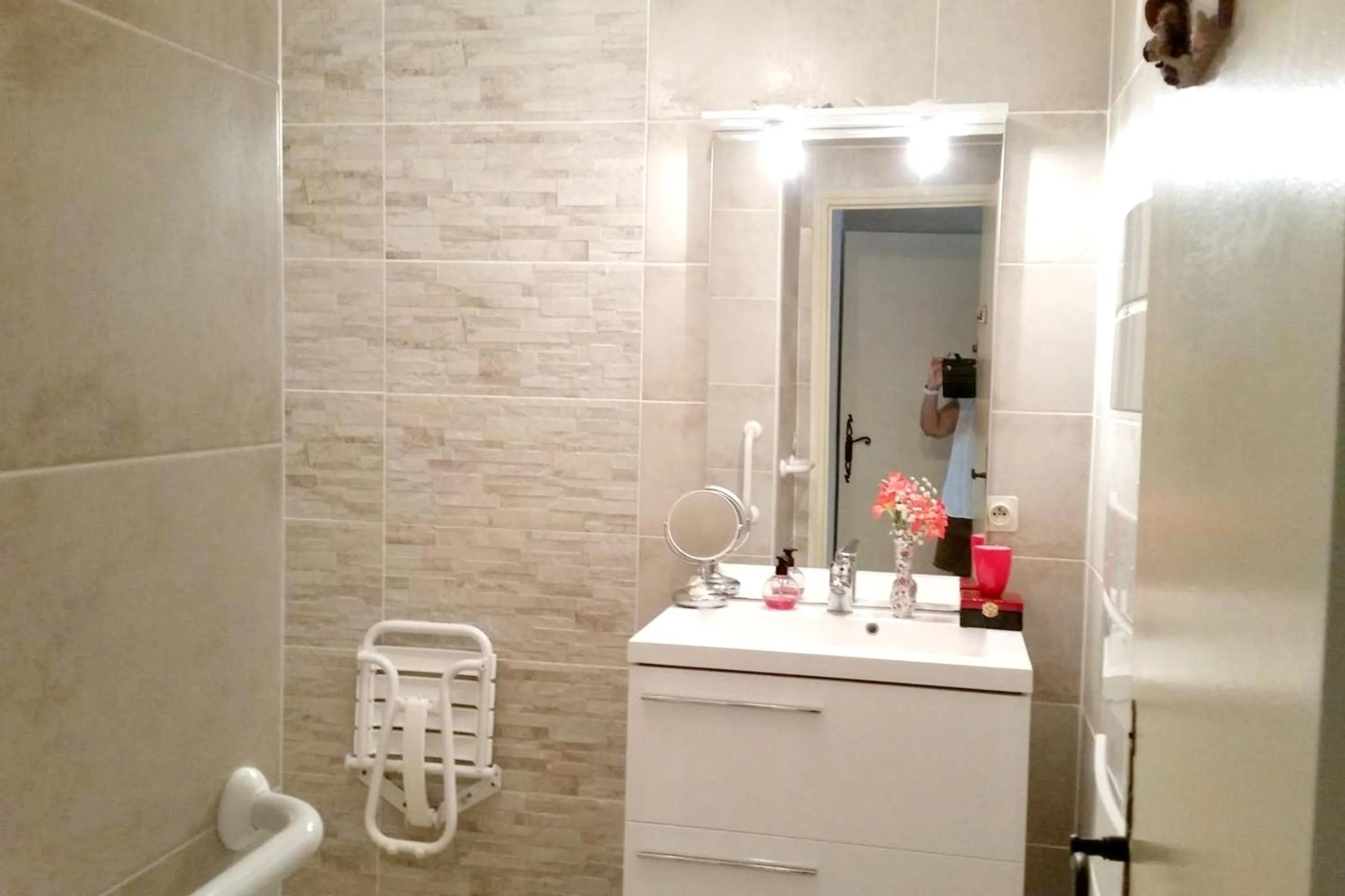 Bathroom in Appartement charmant à Saint-Aygulf avec jardin privé