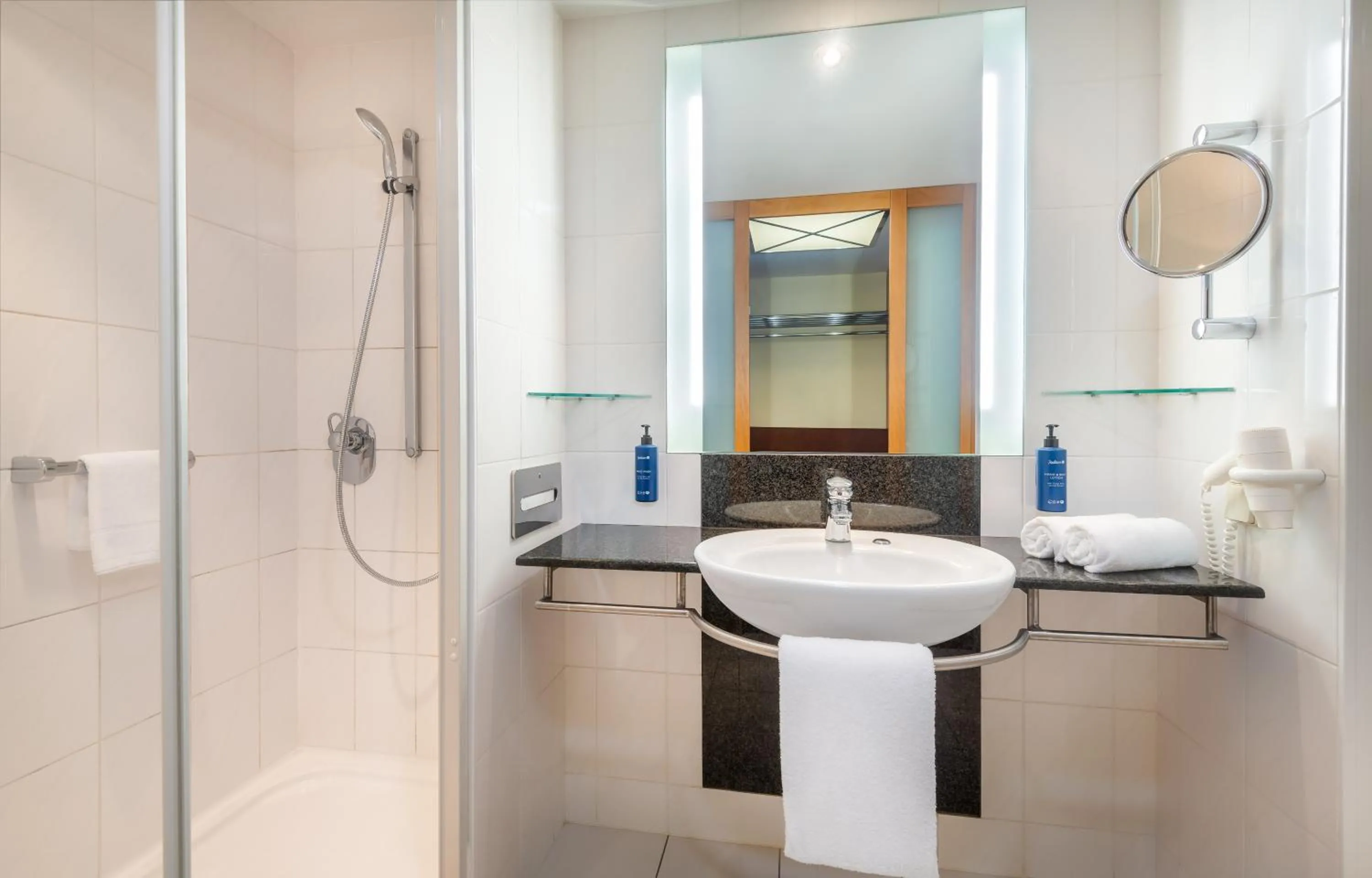 Bathroom in Radisson Blu Fürst Leopold Hotel