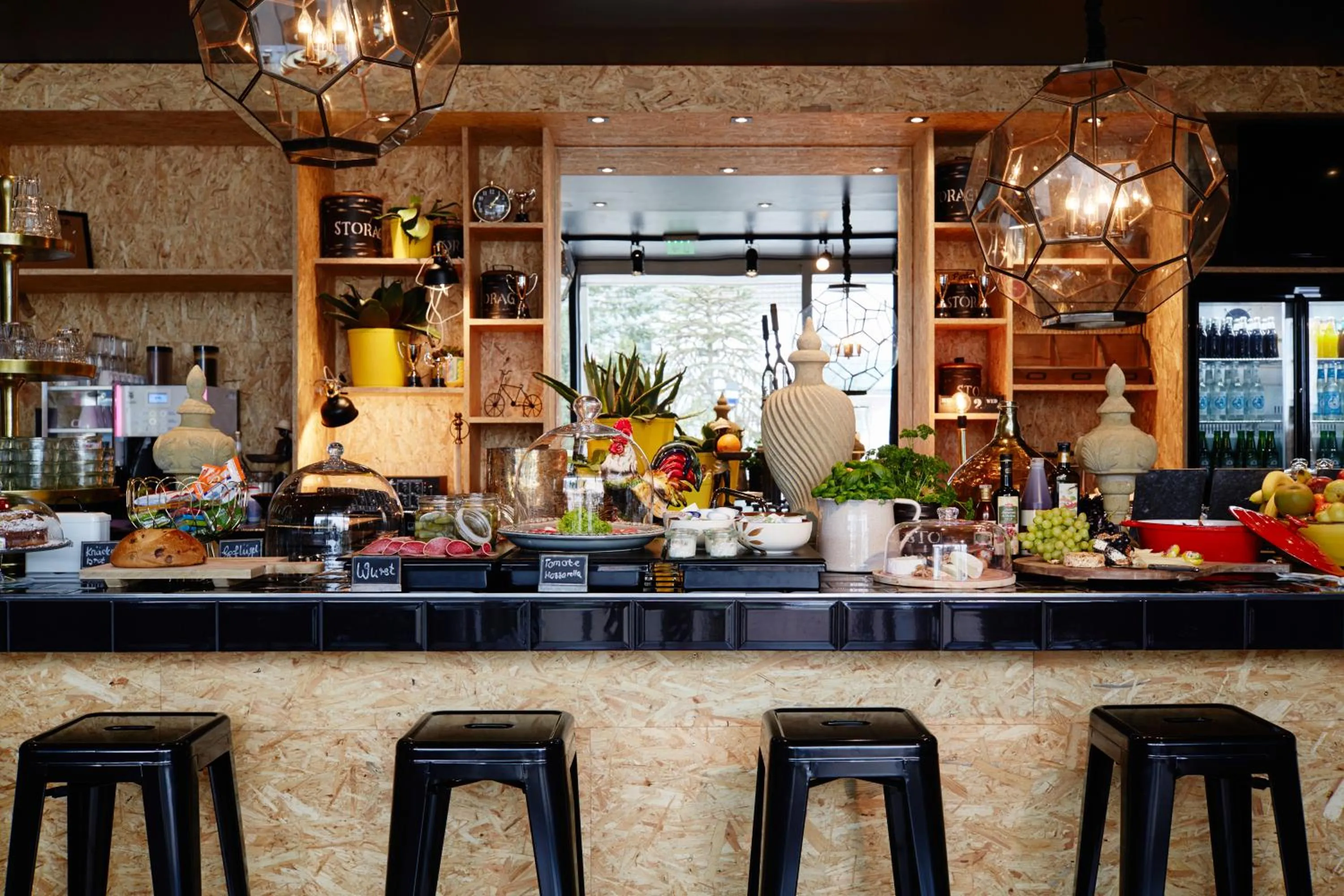 Restaurant/Places to Eat in Hotel Friends