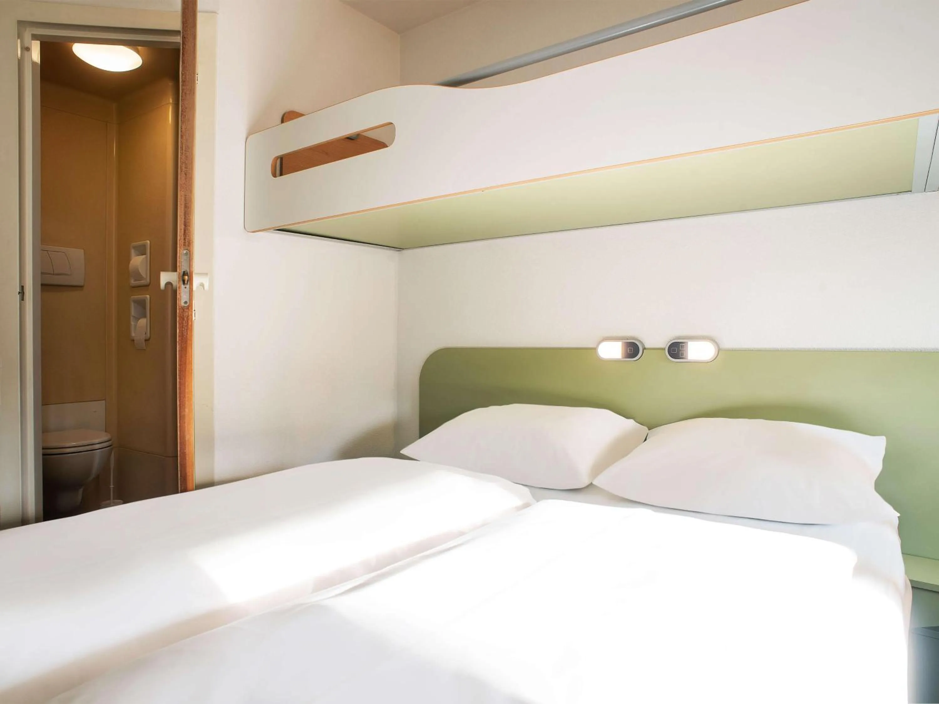 Photo of the whole room, Bed in B&B HOTEL Rostock-Broderstorf