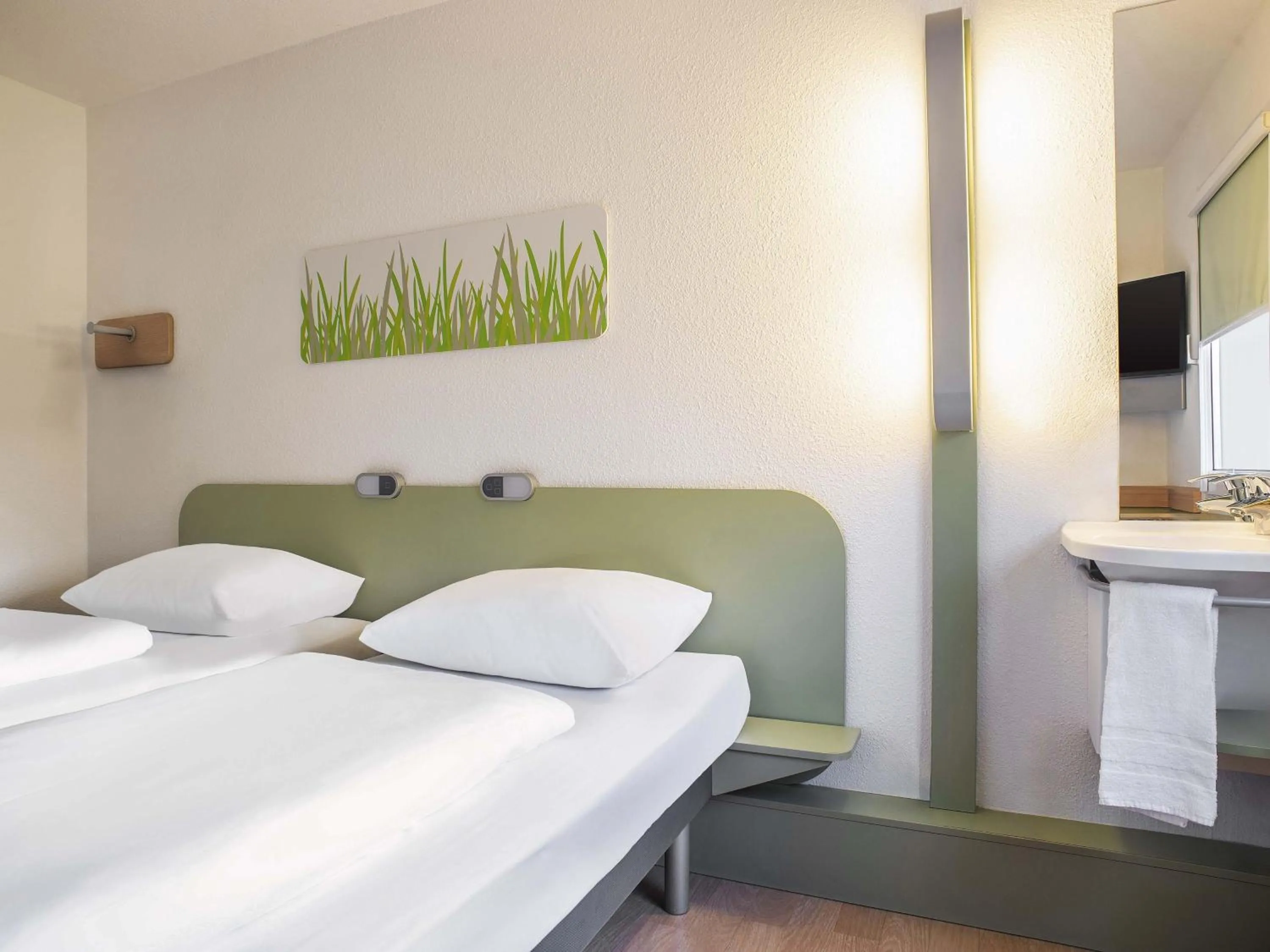 Photo of the whole room, Bed in B&B HOTEL Rostock-Broderstorf