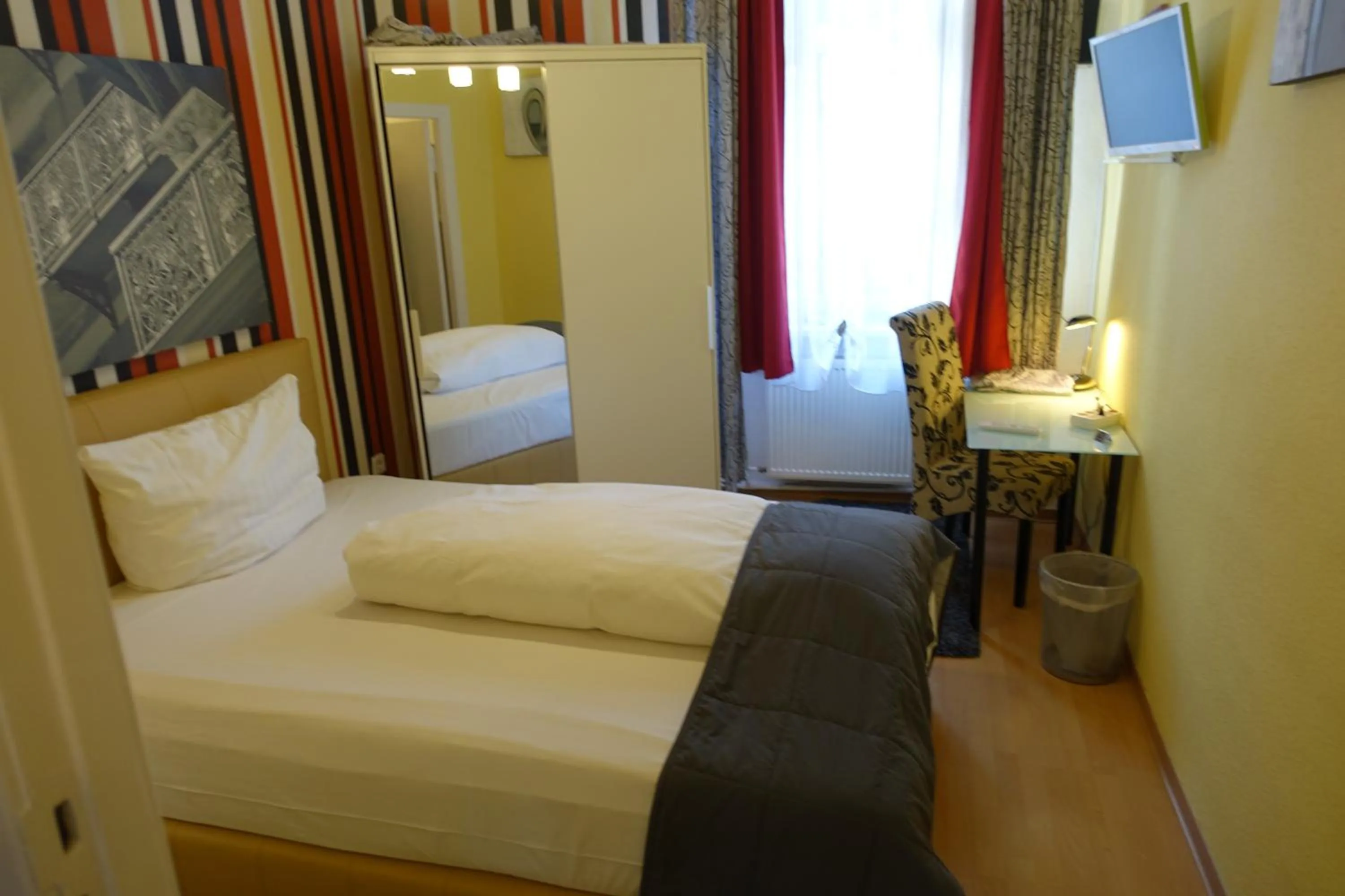 Photo of the whole room, Bed in Hotel Villa Konstanz