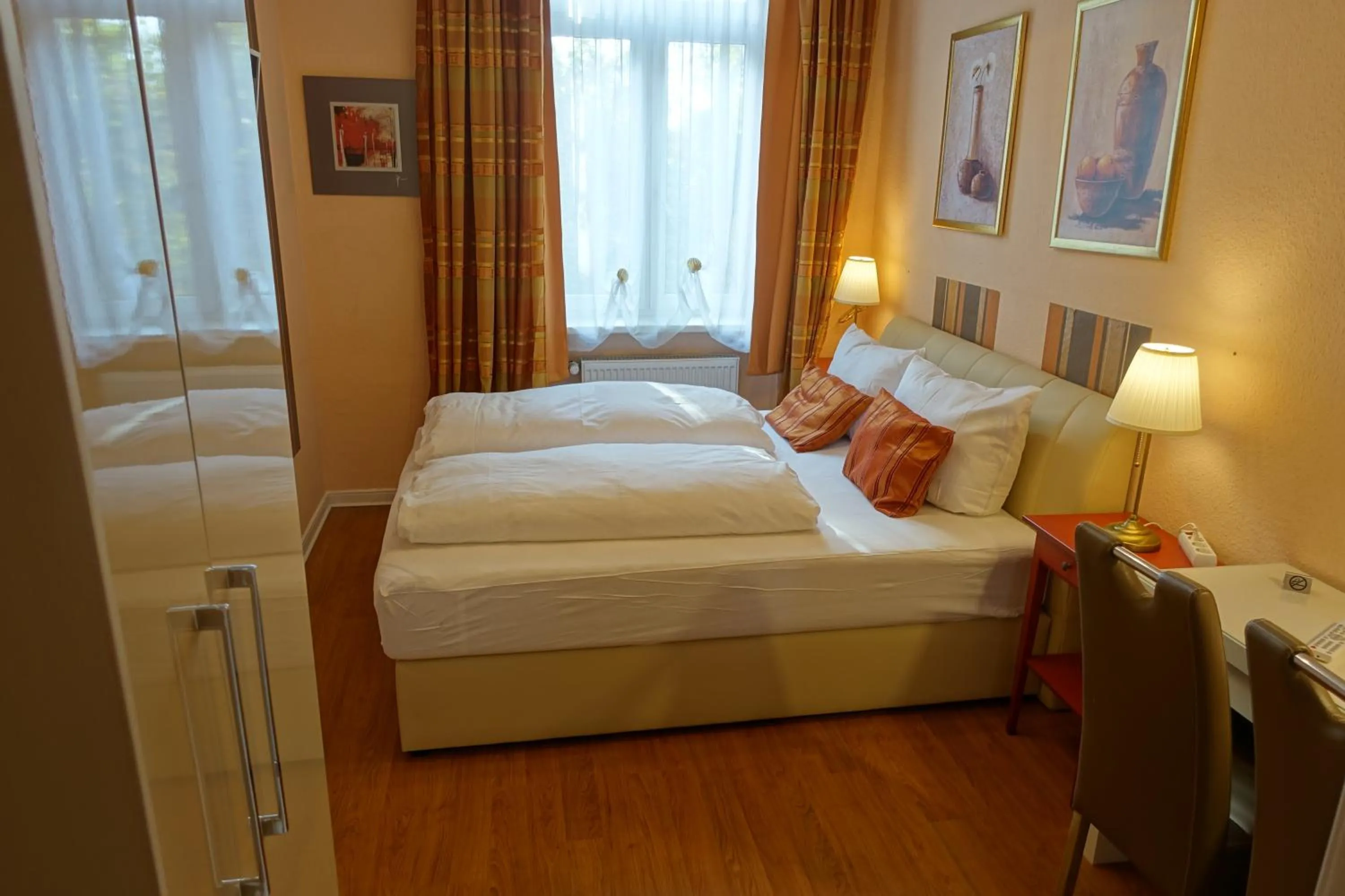 Photo of the whole room, Bed in Hotel Villa Konstanz