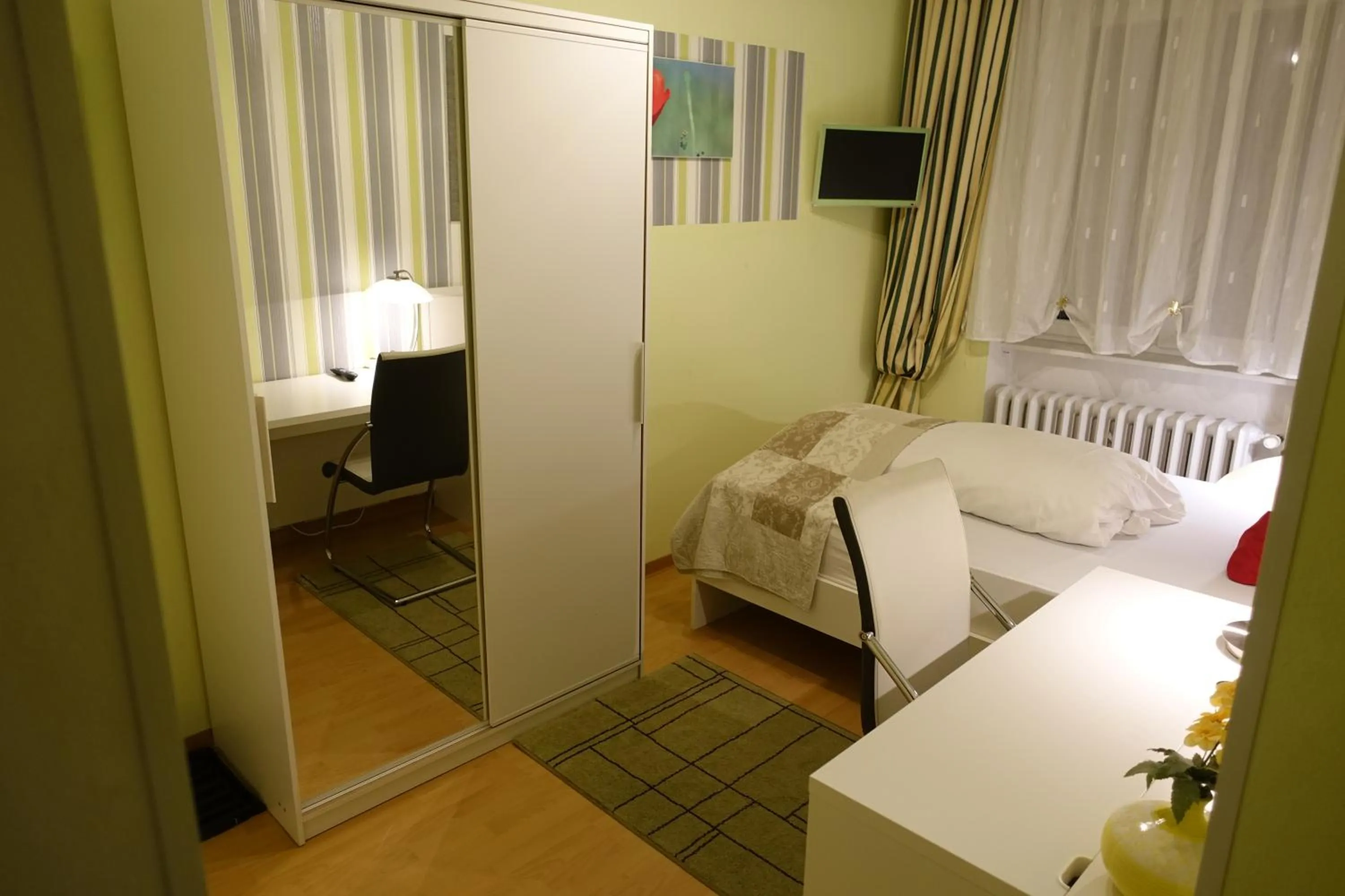 Photo of the whole room, Bed in Hotel Villa Konstanz