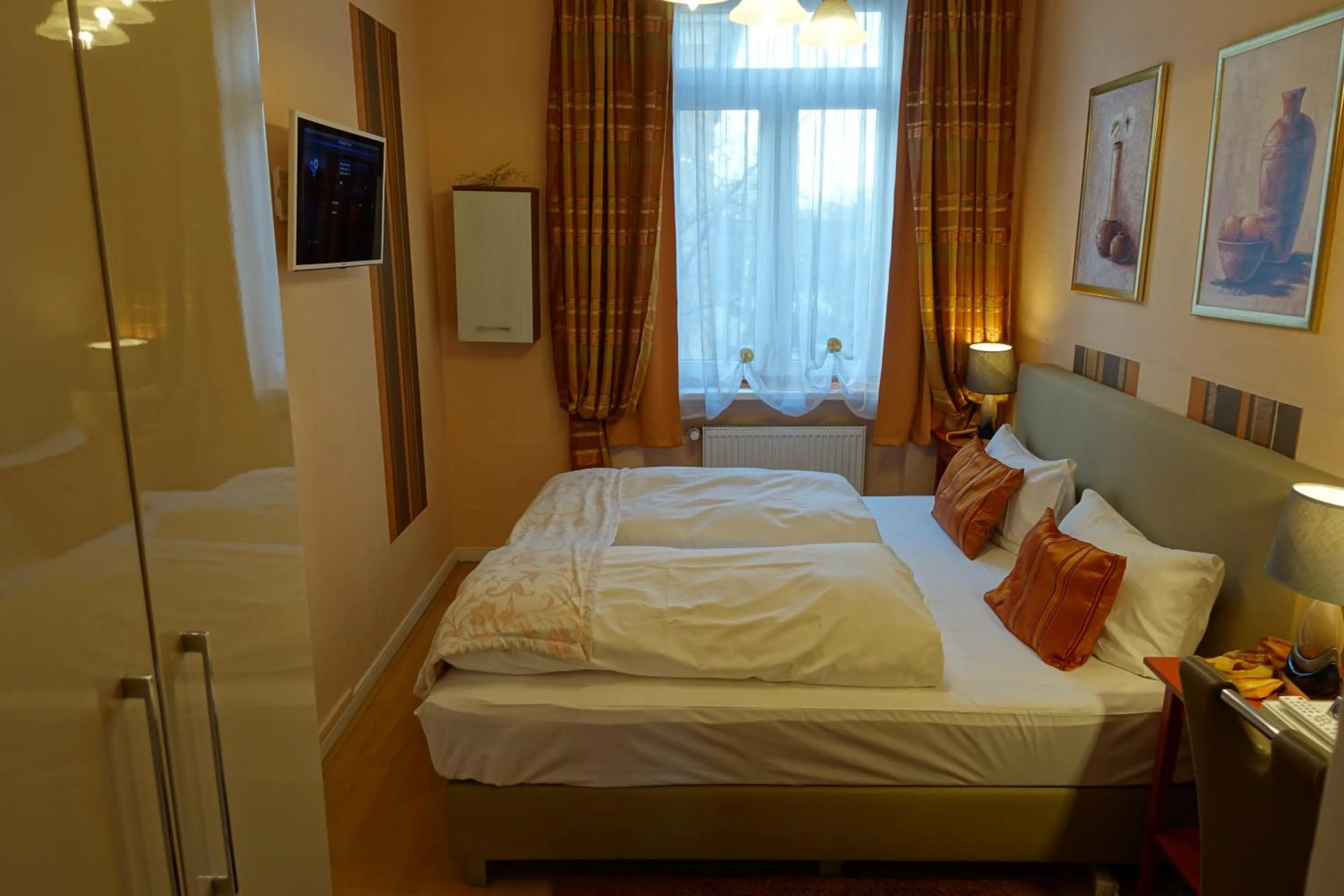 Photo of the whole room, Bed in Hotel Villa Konstanz