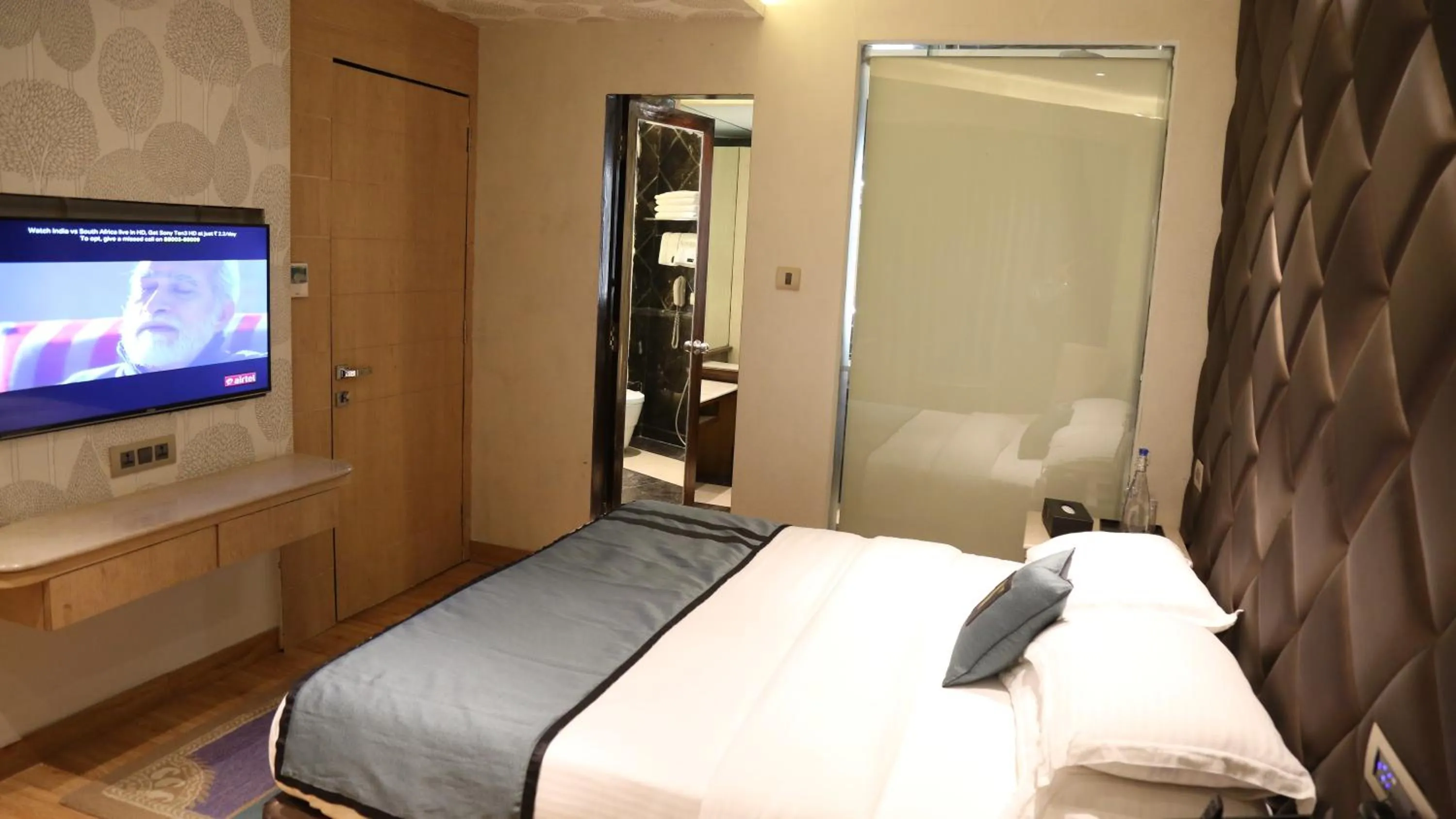 Photo of the whole room, Bed in HOTEL V