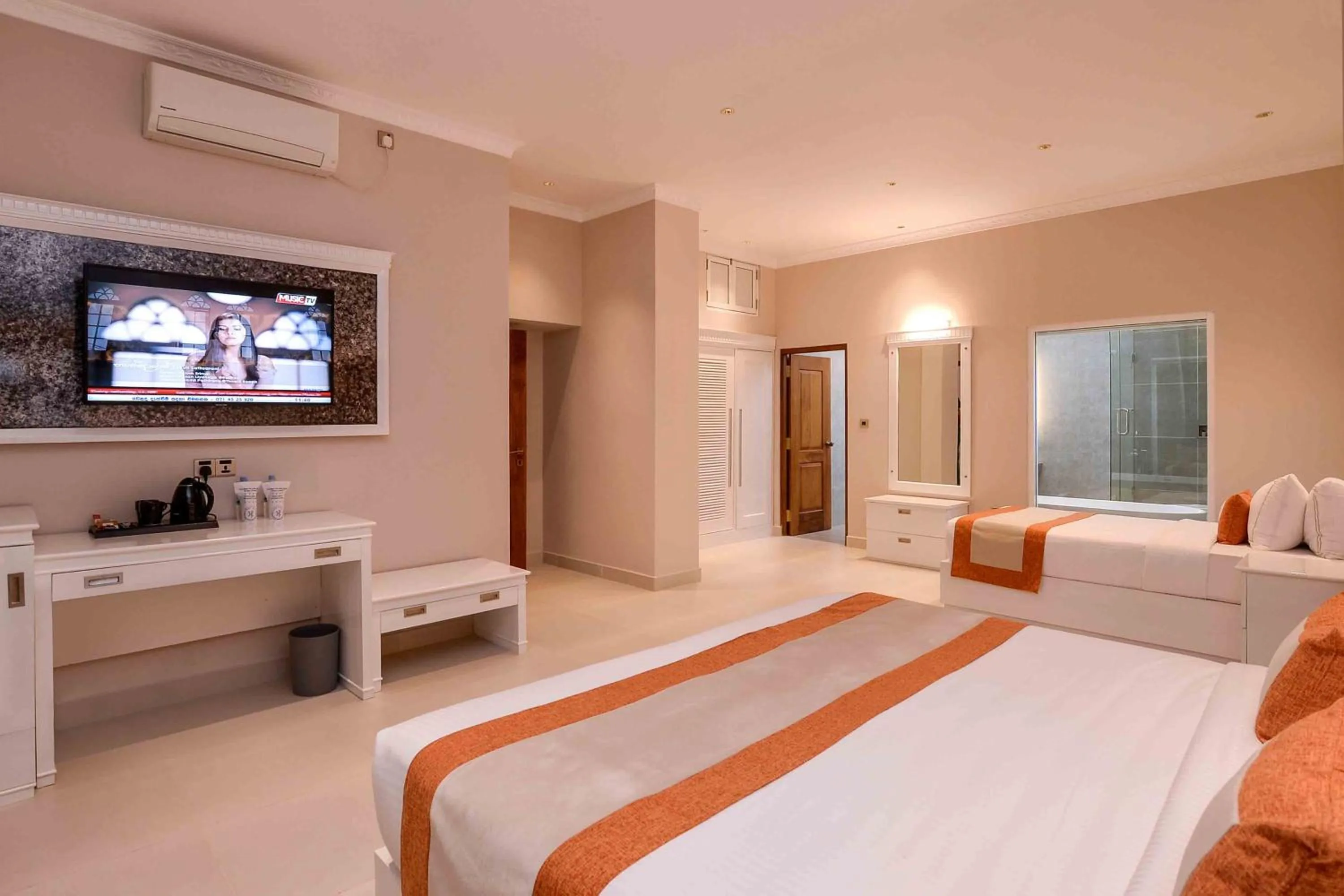 Photo of the whole room, Bed in Kandy Hills