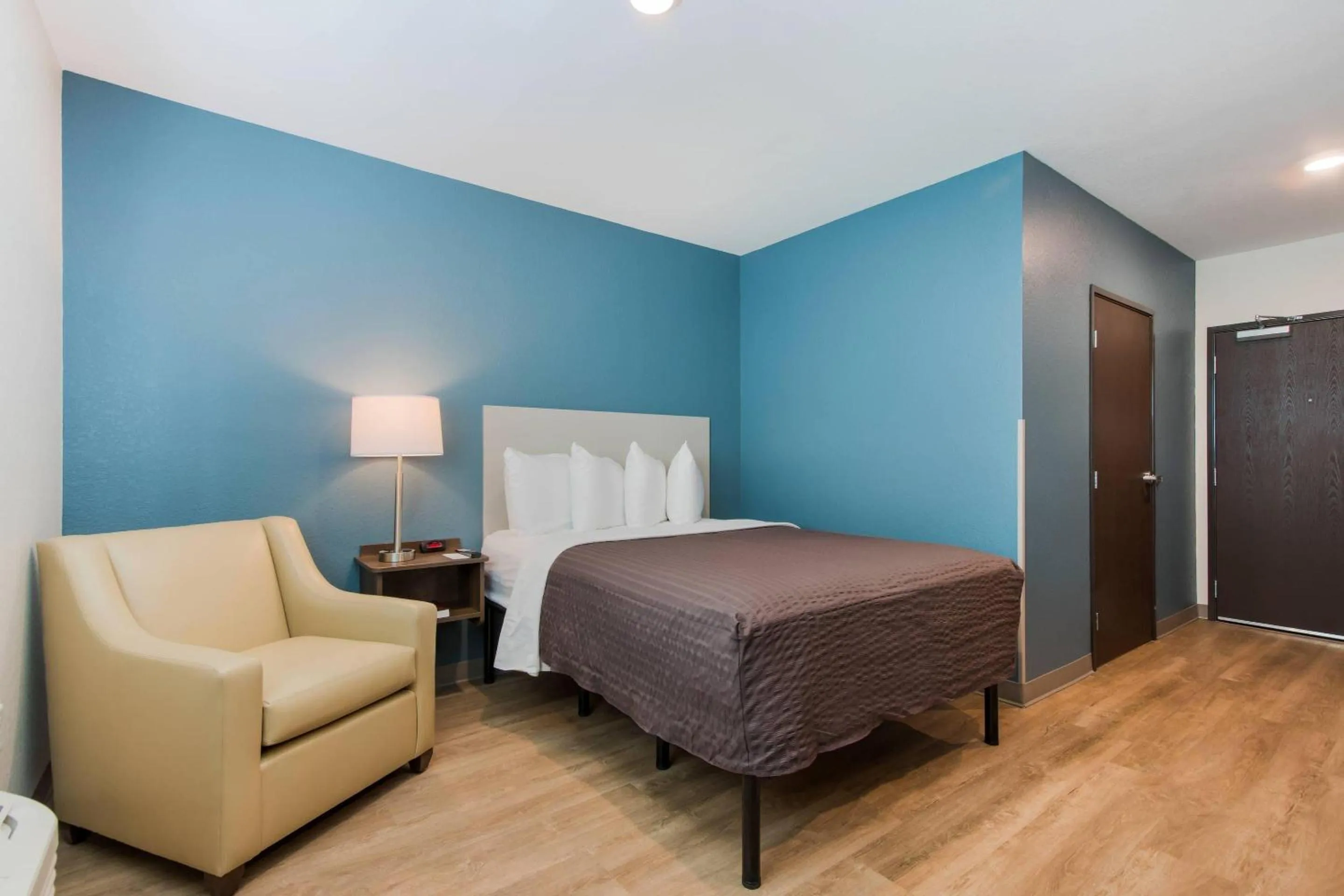 Bedroom, Bed in WoodSpring Suites Tamarac