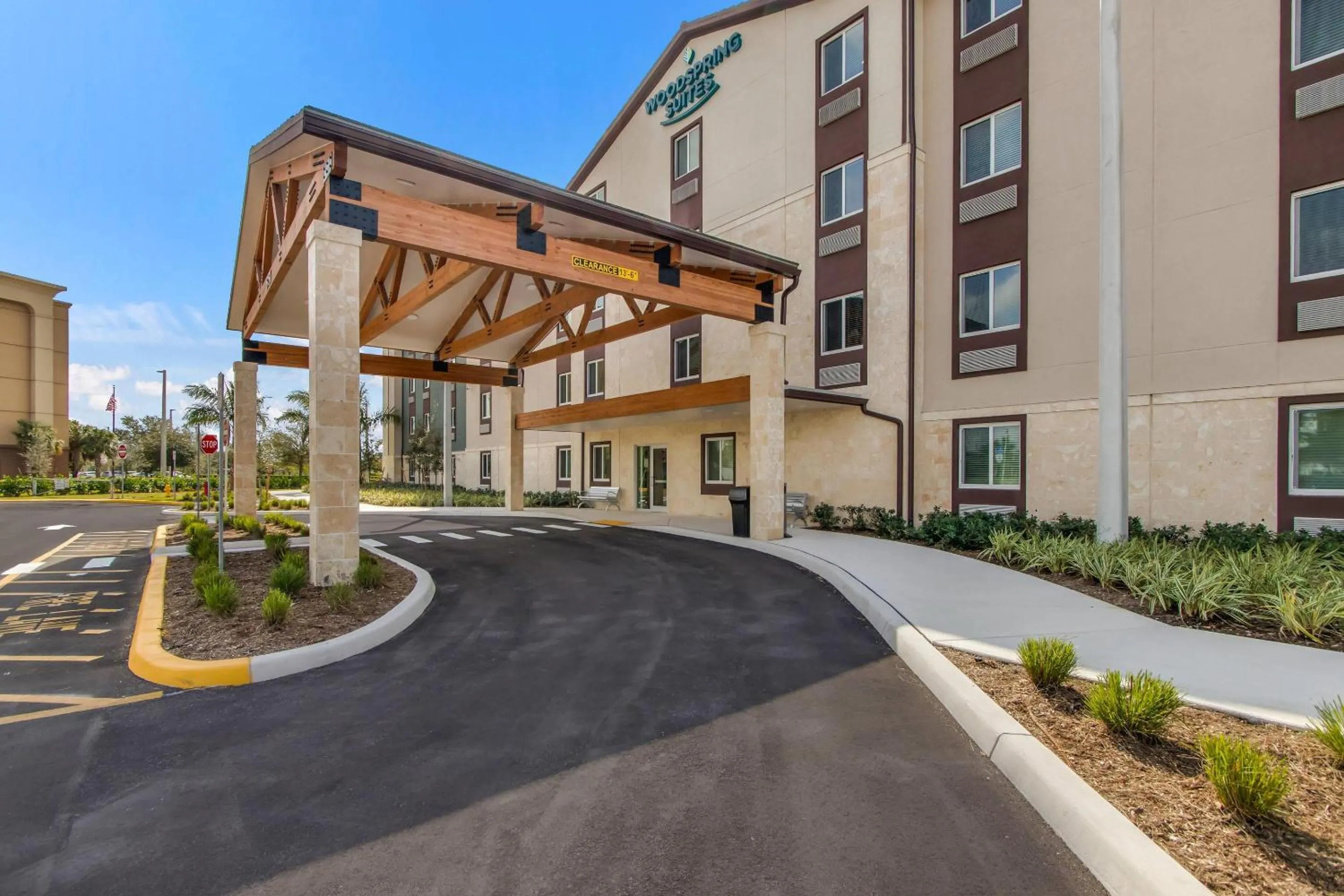 Property building in WoodSpring Suites Tamarac