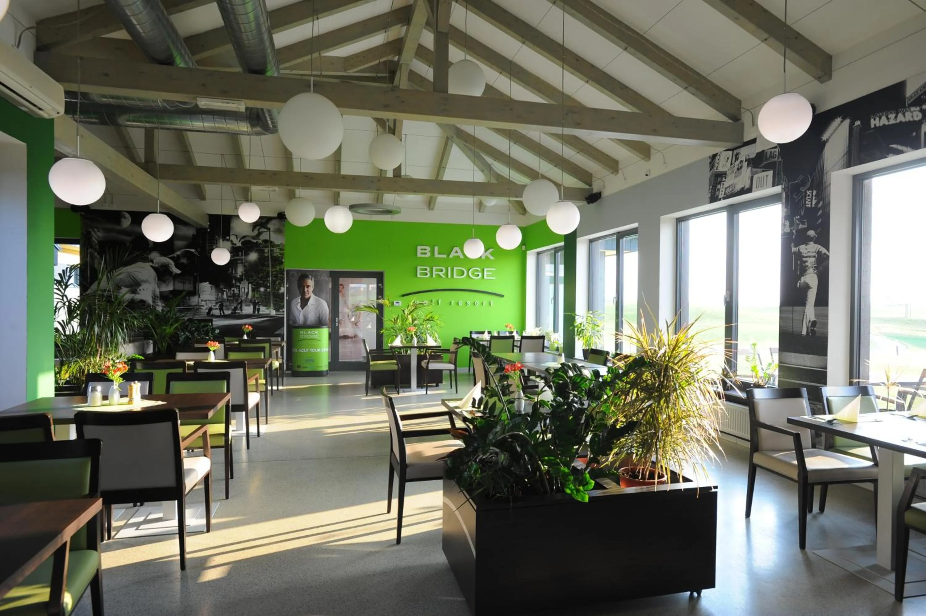 Restaurant/places to eat in Black Bridge Hotel Apartment