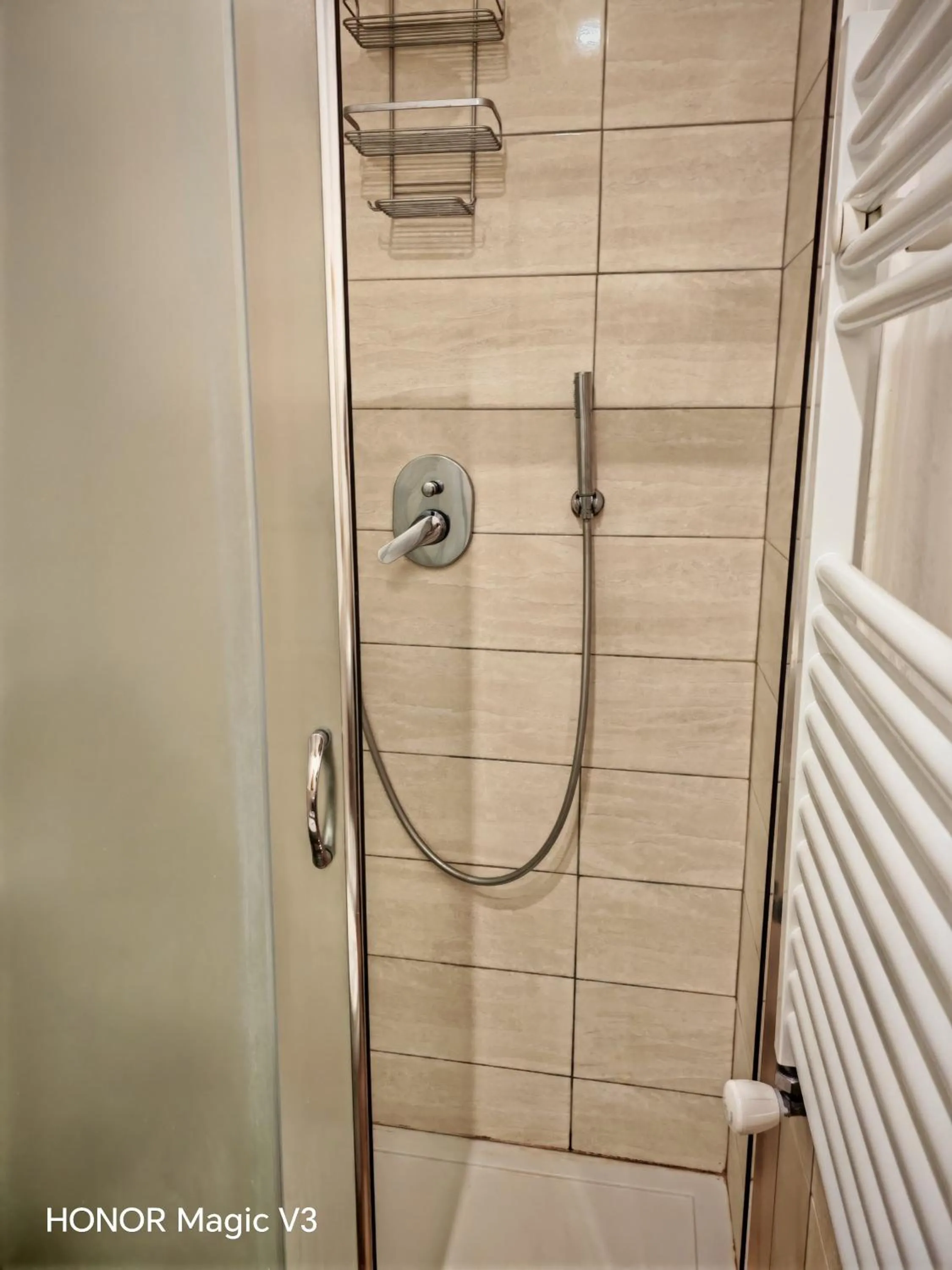 Shower in La Breccia A Porta Pia