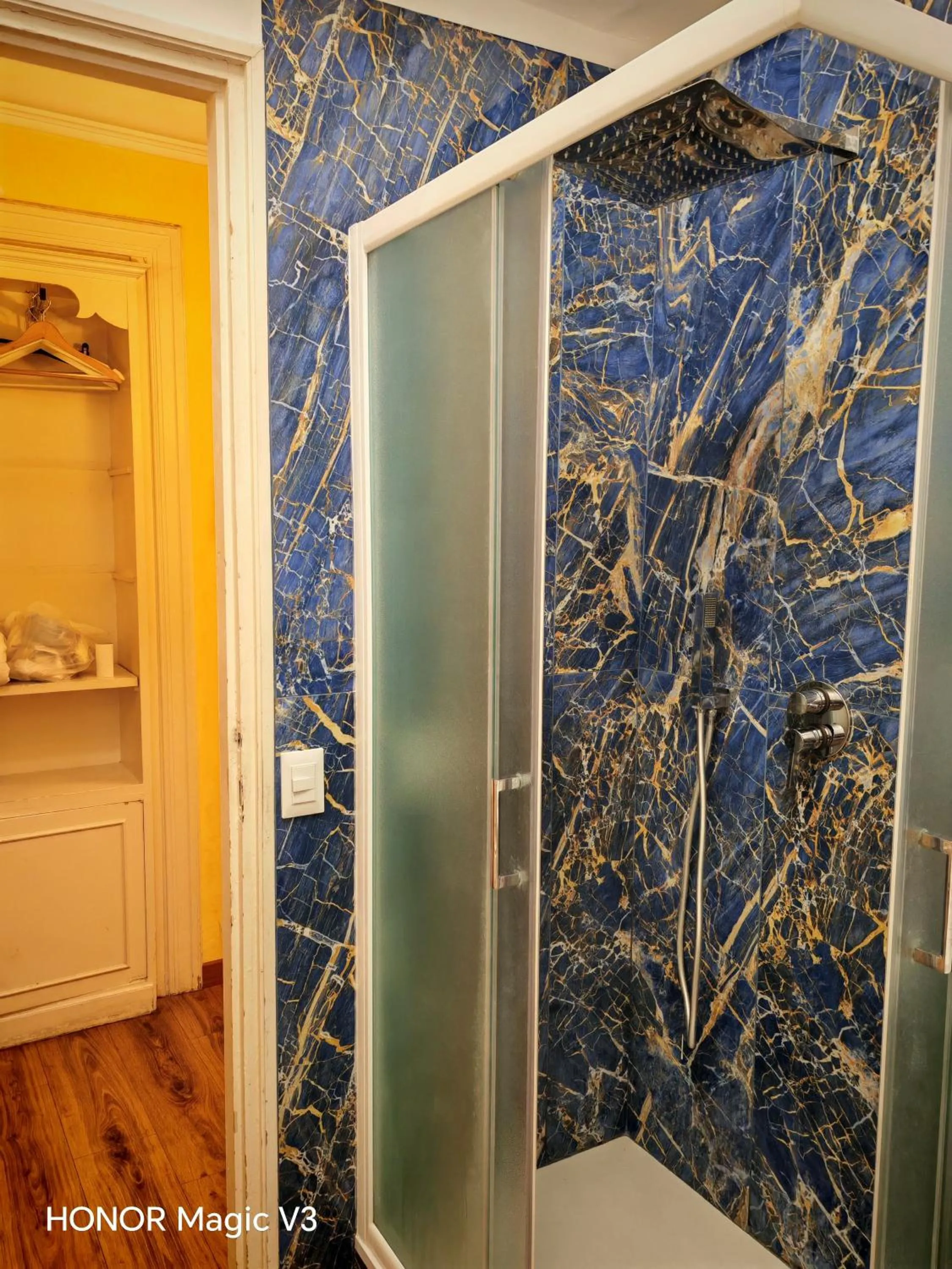 Shower in La Breccia A Porta Pia