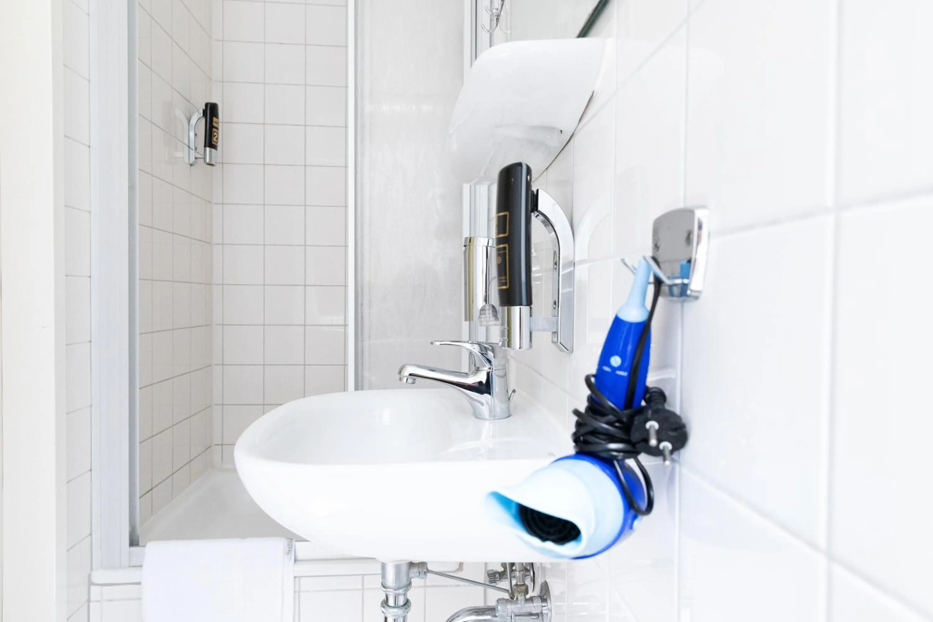 Shower, Bathroom in Hotel Eden am Zoo