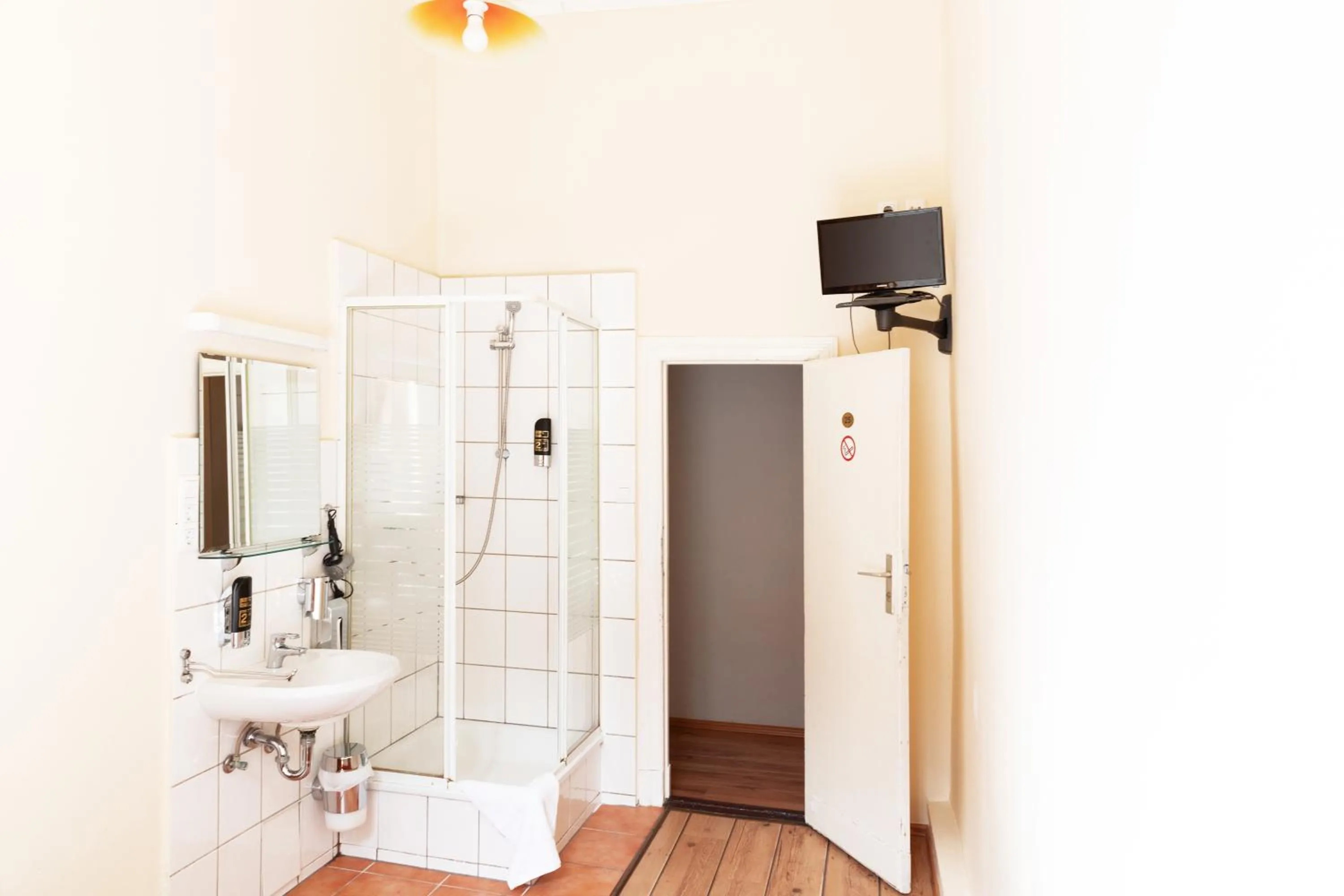 Shower, Bathroom in Hotel Eden am Zoo