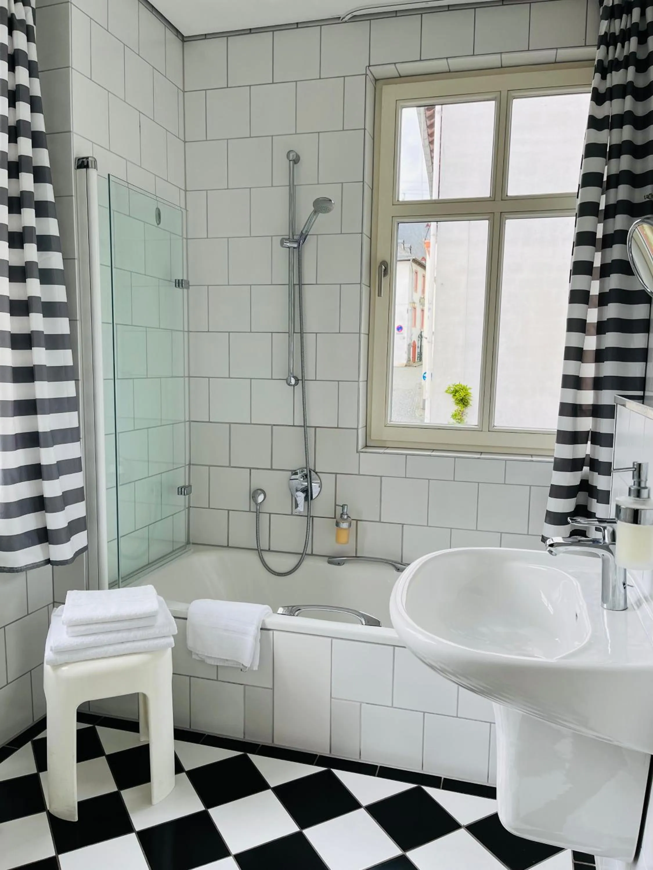 Bathroom in Breuer's Rüdesheimer Schloss