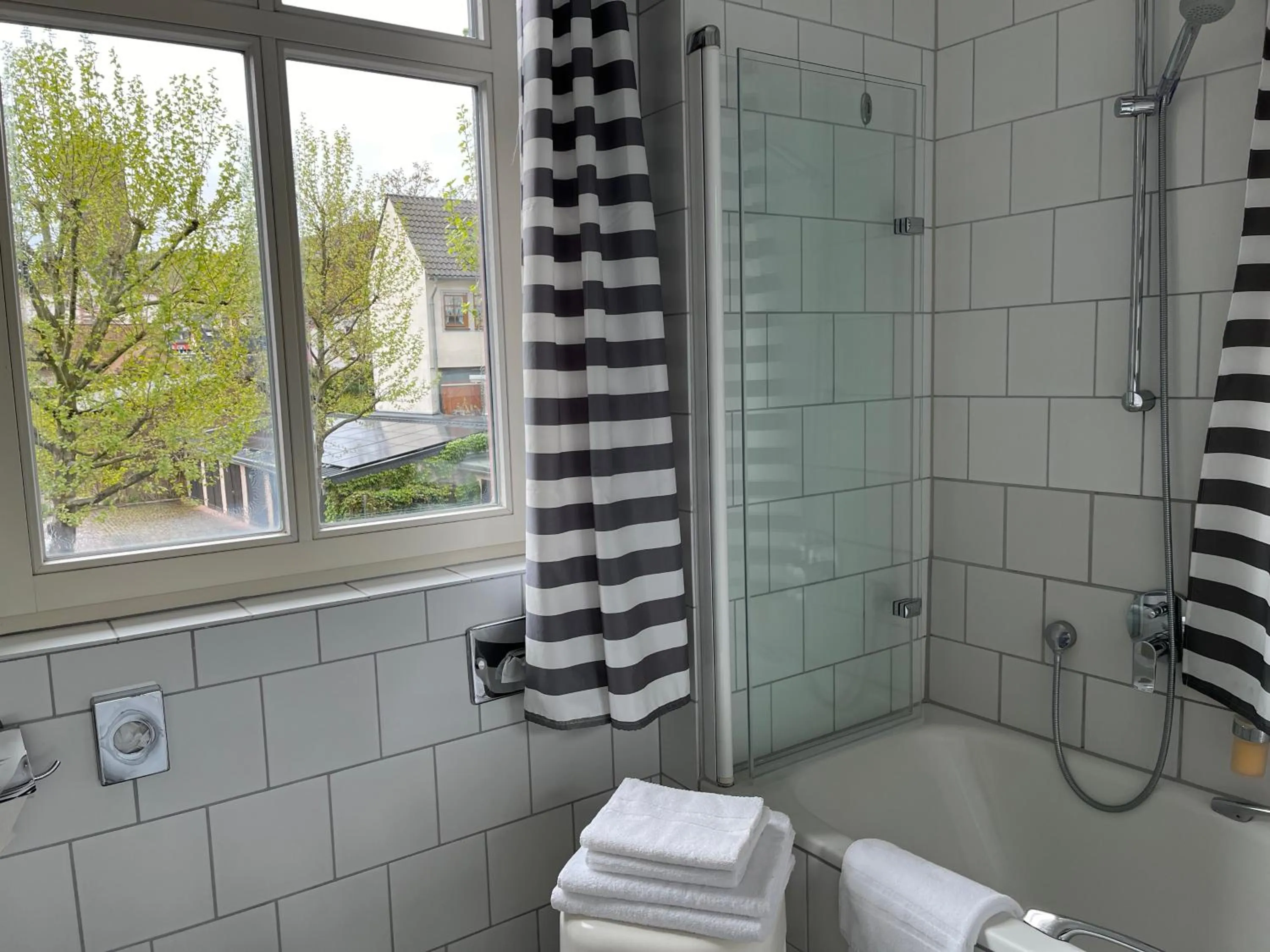 Bathroom in Breuer's Rüdesheimer Schloss