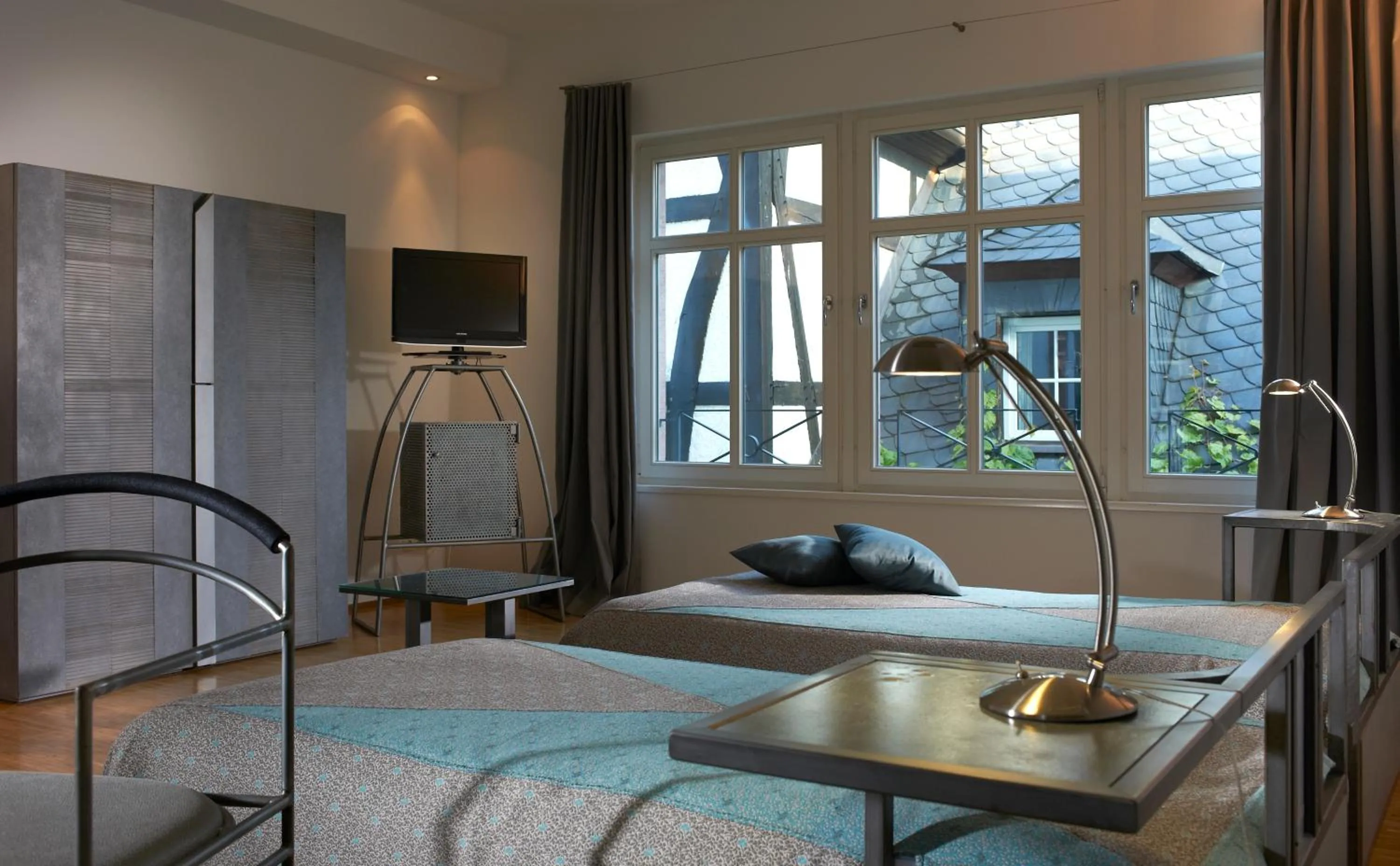 Photo of the whole room, Bed in Breuer's Rüdesheimer Schloss