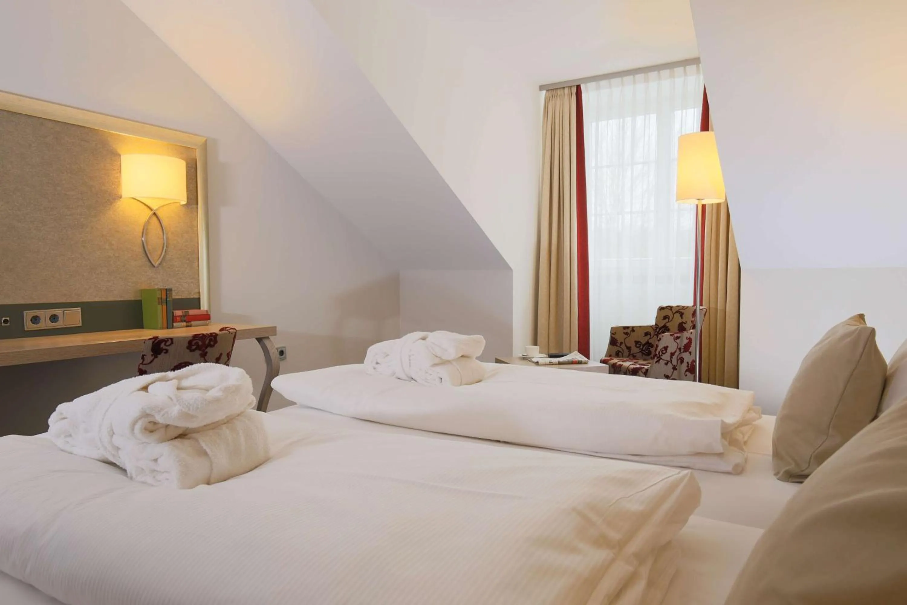 Bedroom, Bed in Hotel Bayerischer Hof Miesbach, BW Premier Collection