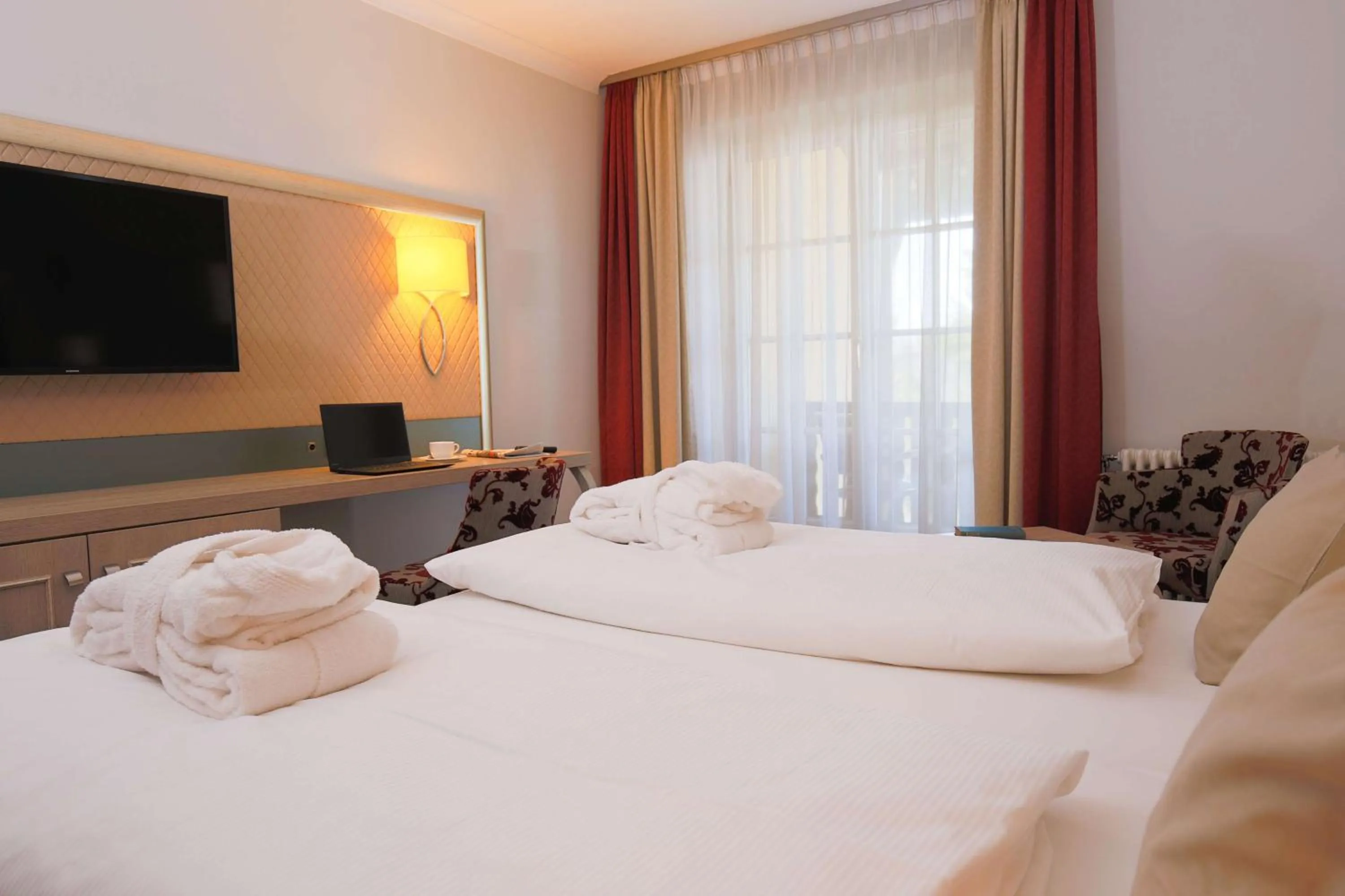 Bedroom, Bed in Hotel Bayerischer Hof Miesbach, BW Premier Collection