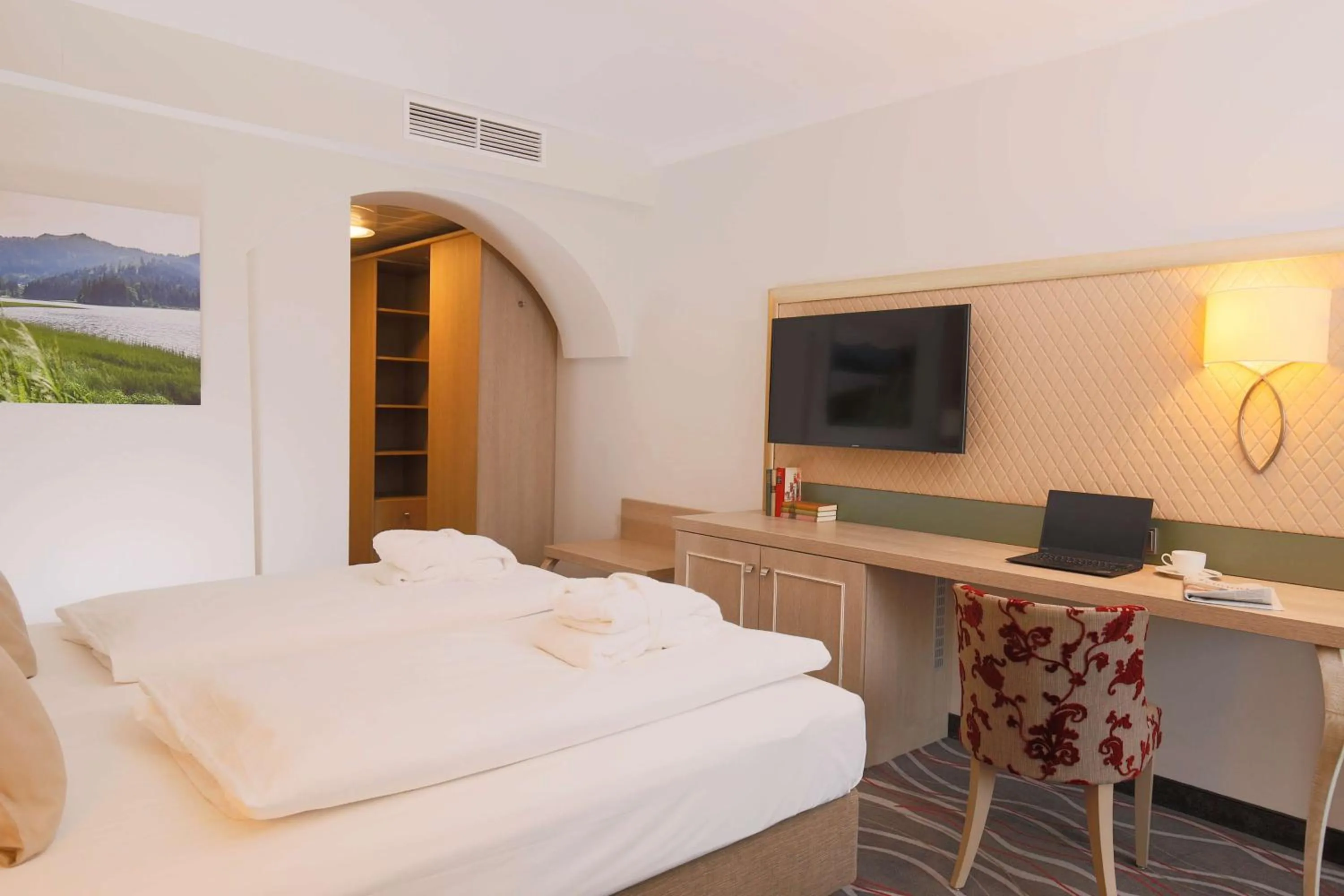 Bedroom, Bed in Hotel Bayerischer Hof Miesbach, BW Premier Collection