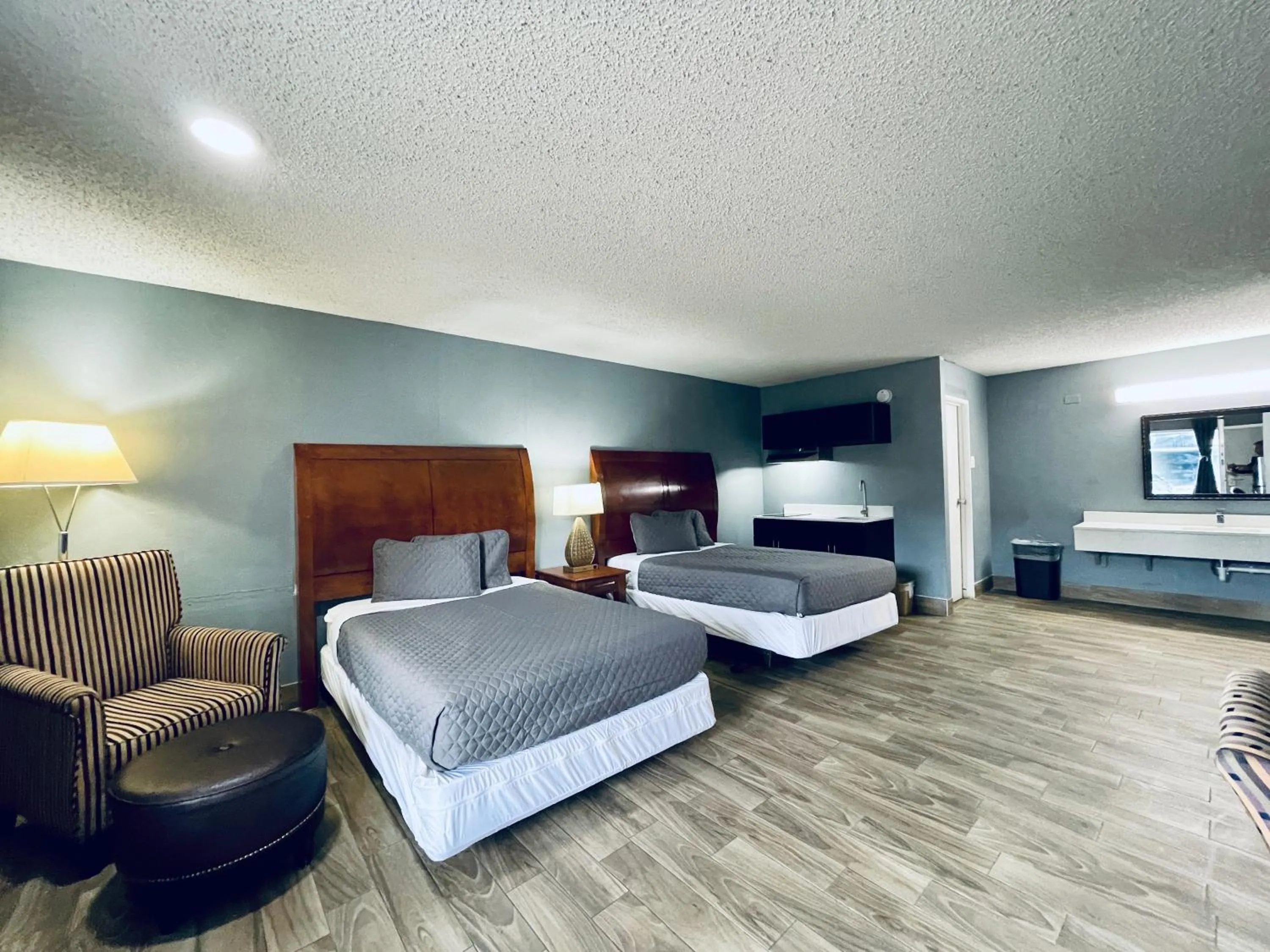 Communal lounge/ TV room, Bed in Extended Stay SA