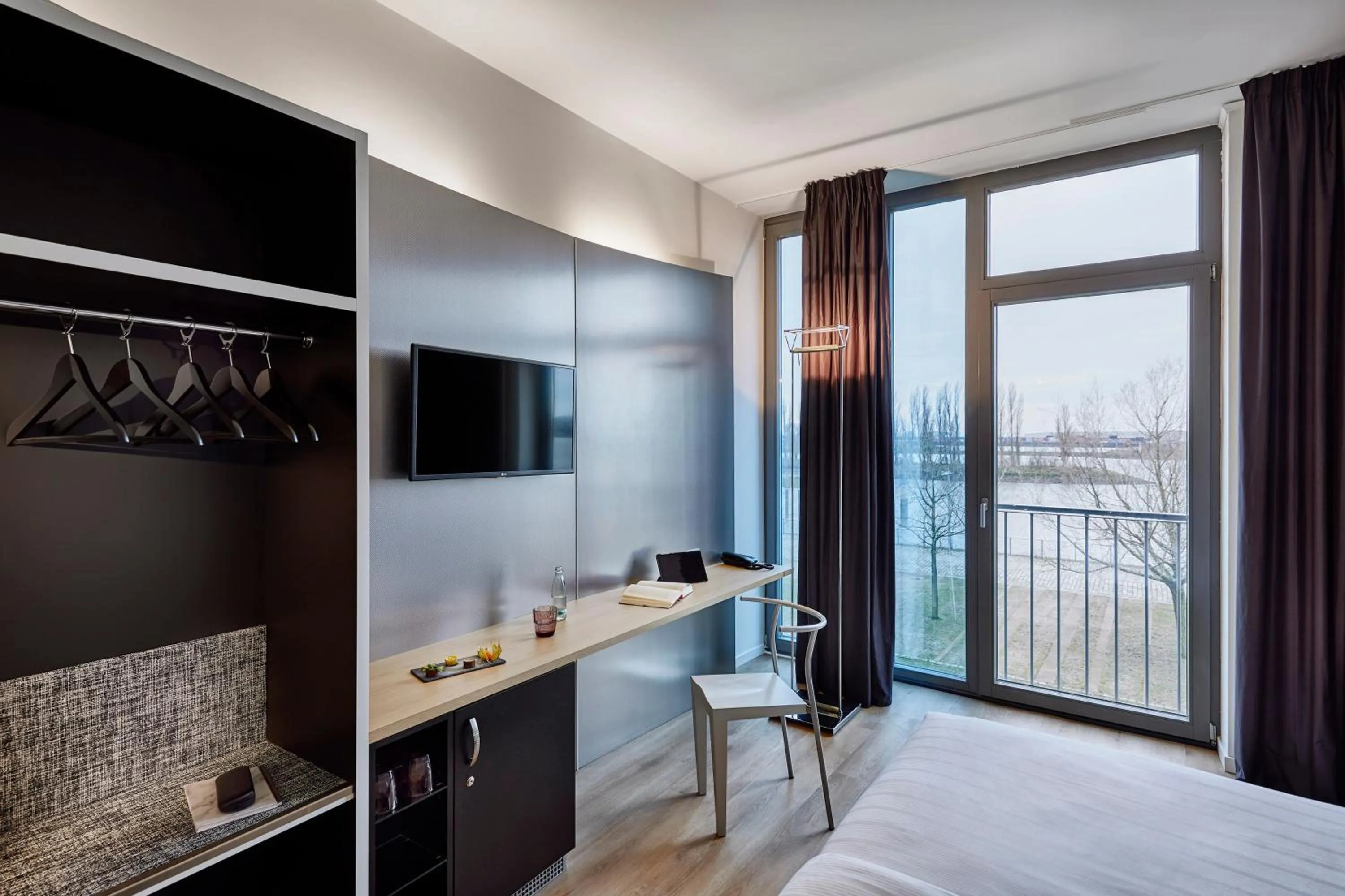 Seating area, Bed in INNSiDE by Meliá Bremen