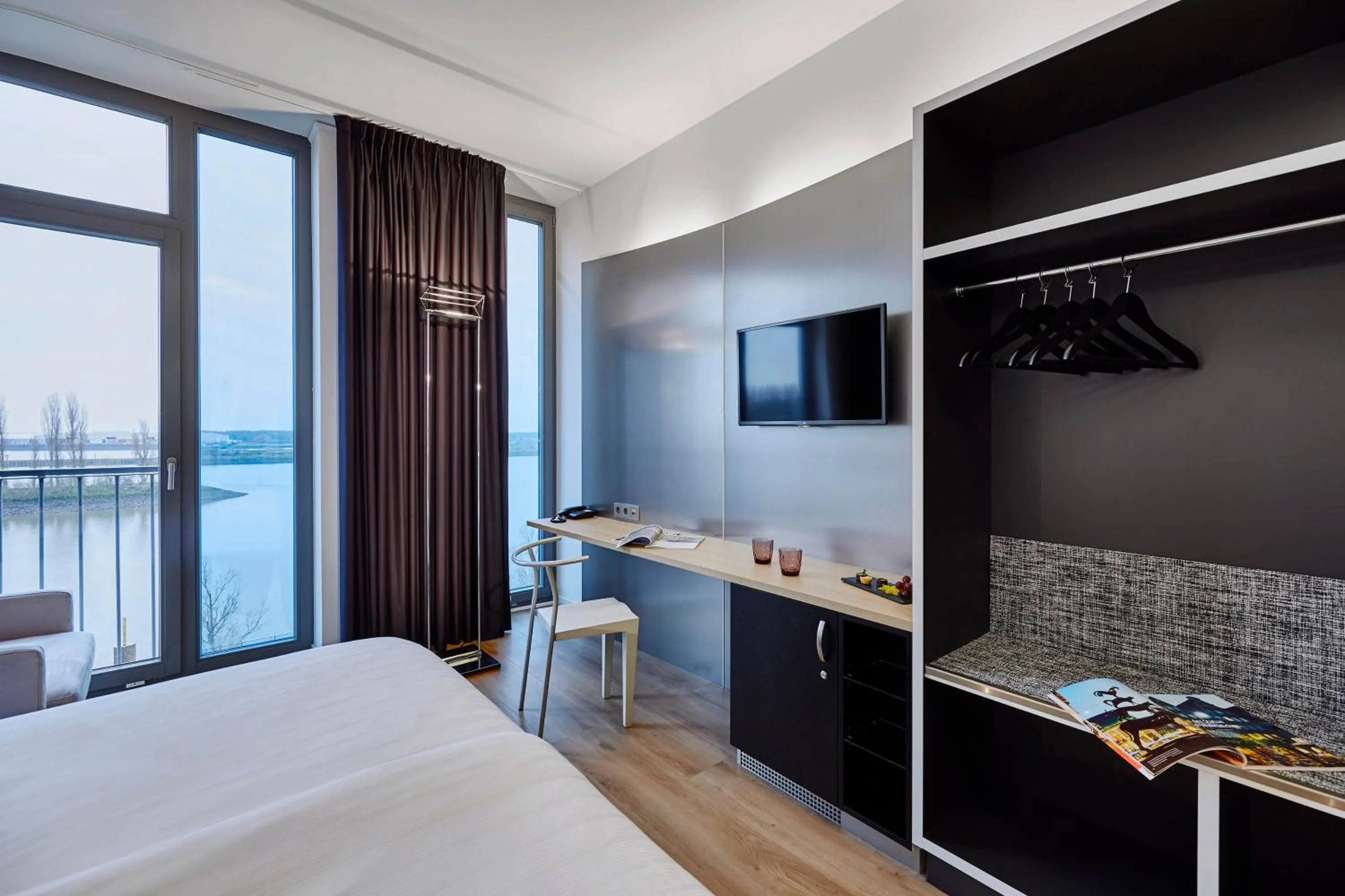 TV and multimedia, Bed in INNSiDE by Meliá Bremen