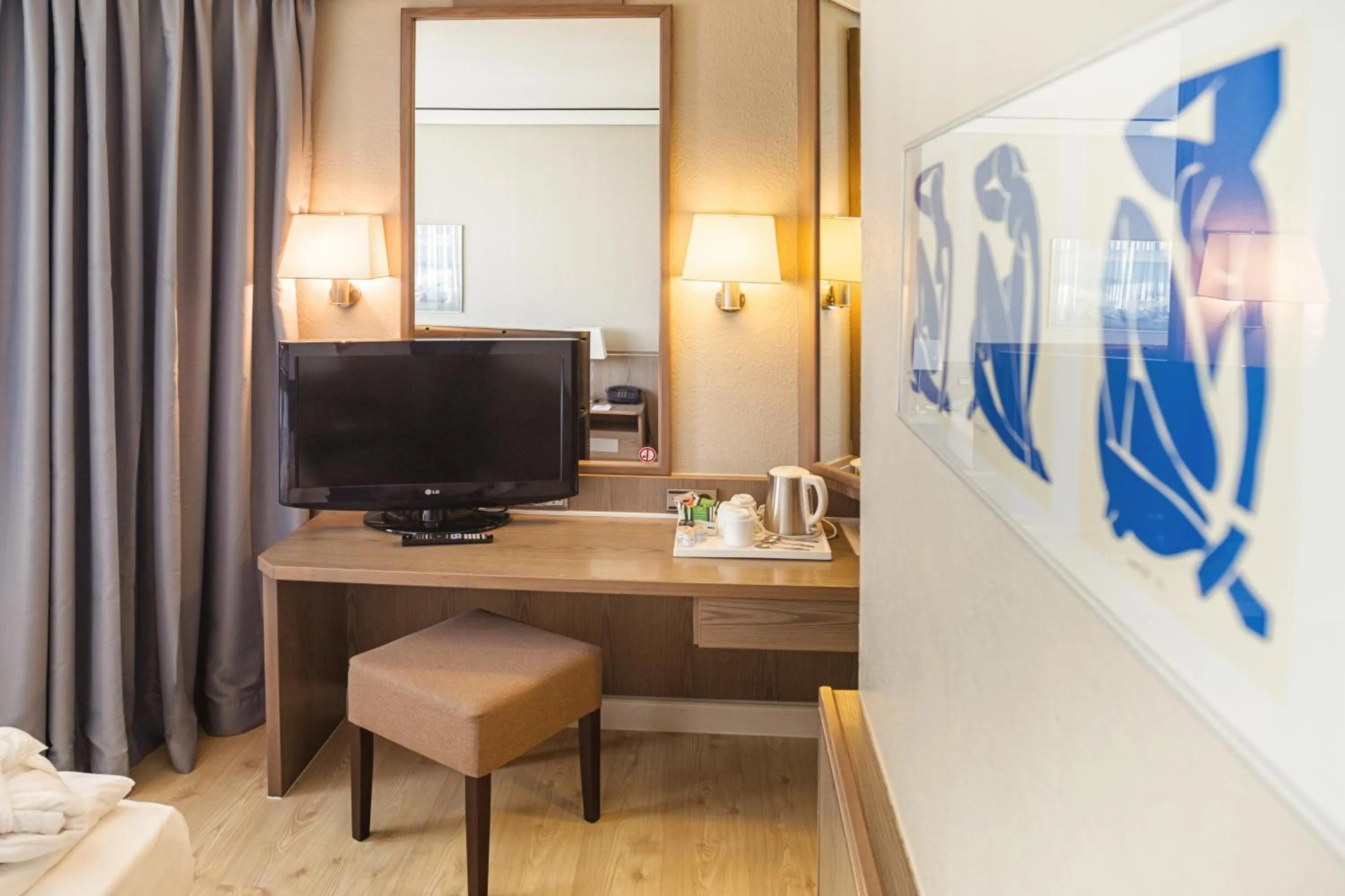 Photo of the whole room in Hotel Düsseldorf City by Tulip Inn