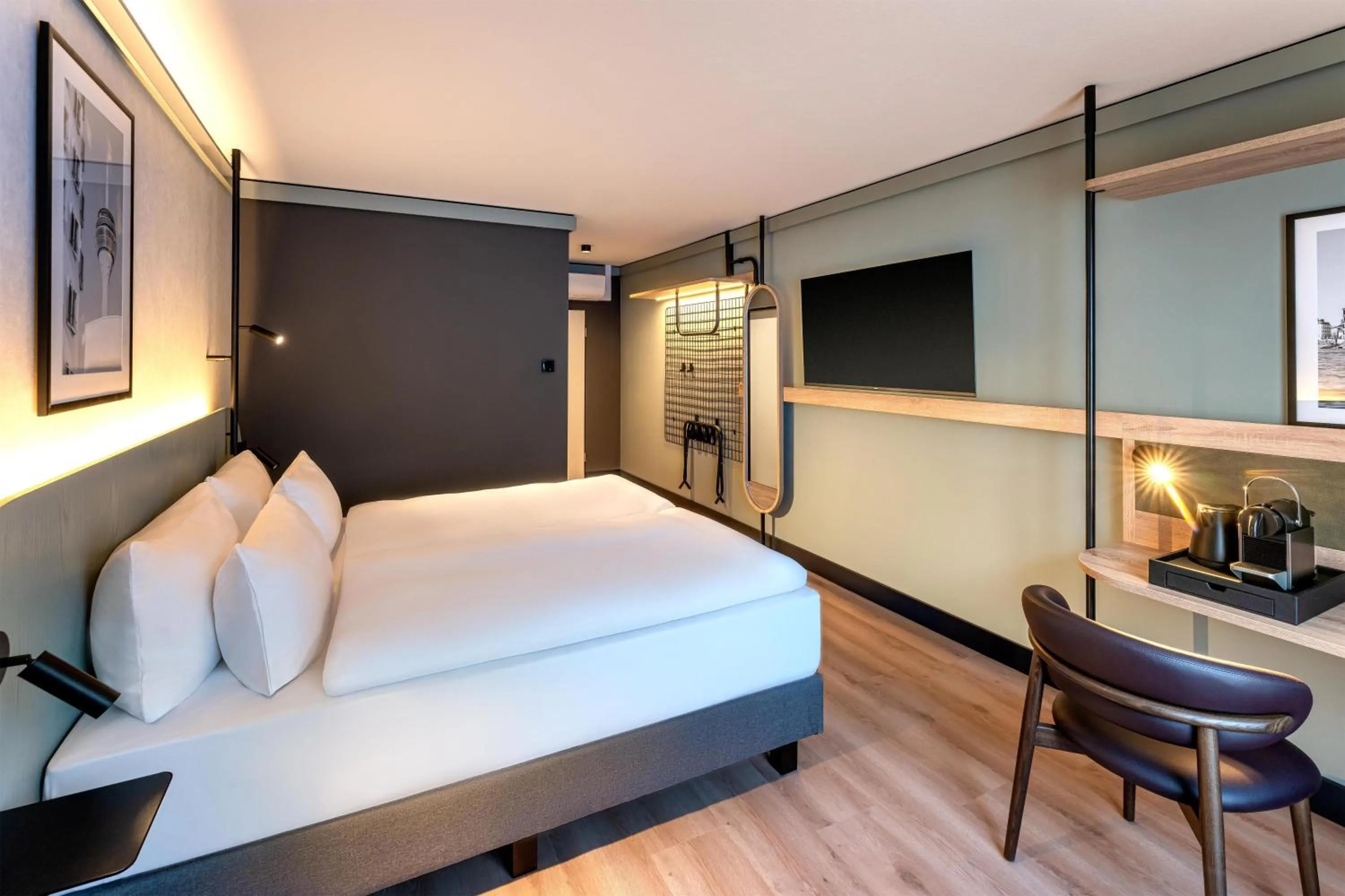 Bedroom, Bed in Radisson Hotel Dusseldorf City Center