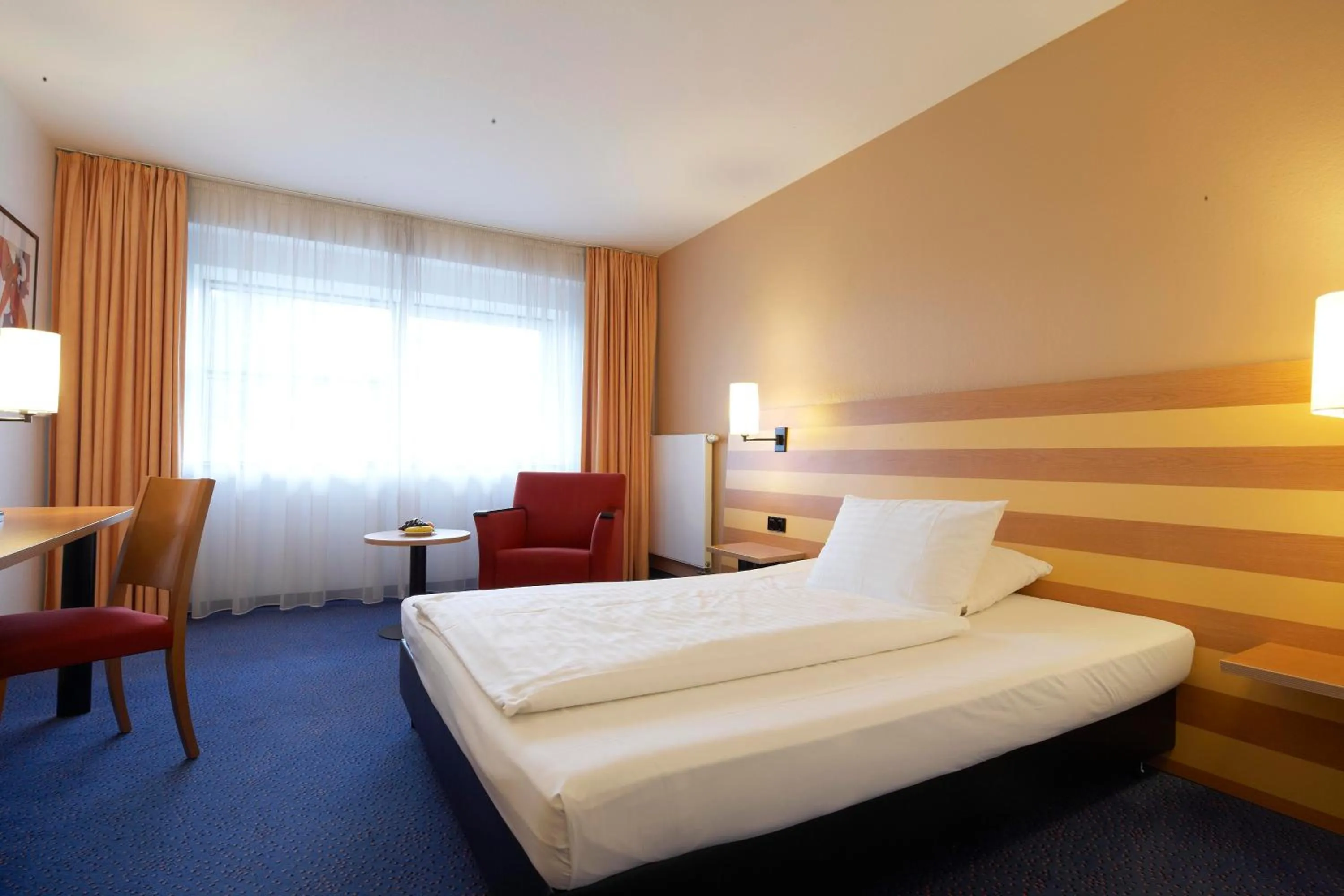 Bed in IntercityHotel Frankfurt Airport