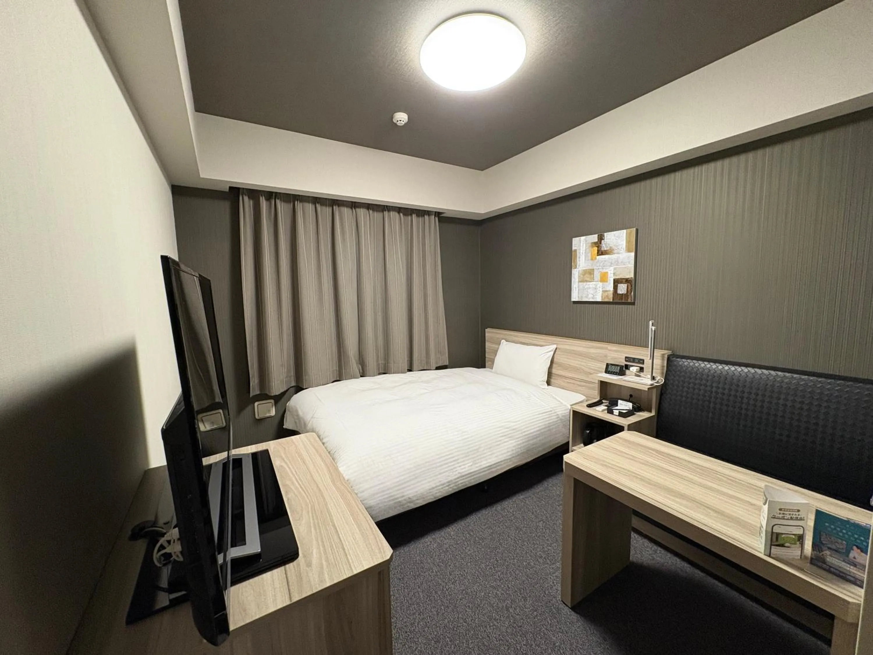 Photo of the whole room, Bed in Hotel Route-Inn Shinfujieki Minami