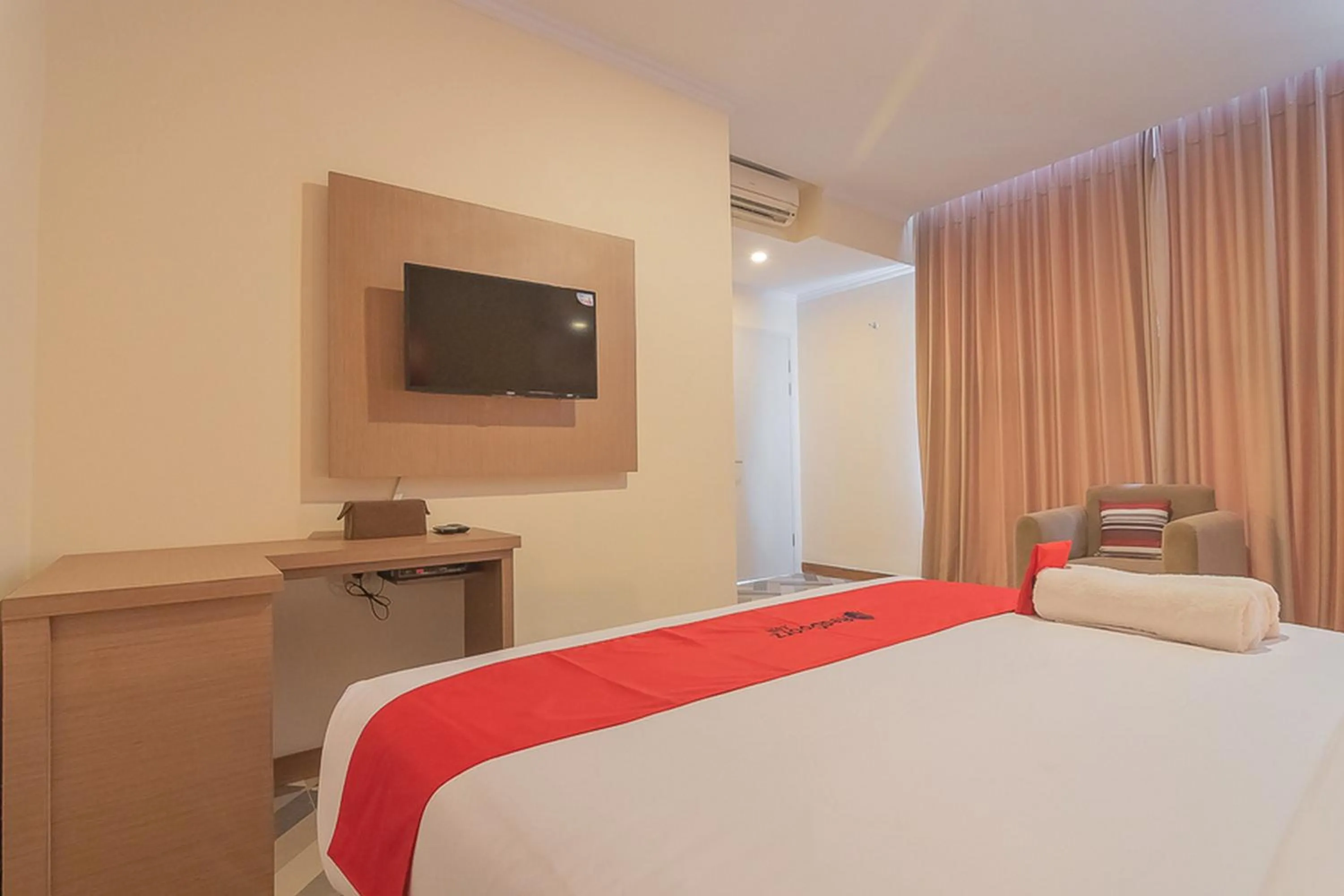 Bed in RedDoorz Syariah @ Villa Grand Mutiara Tasikmalaya