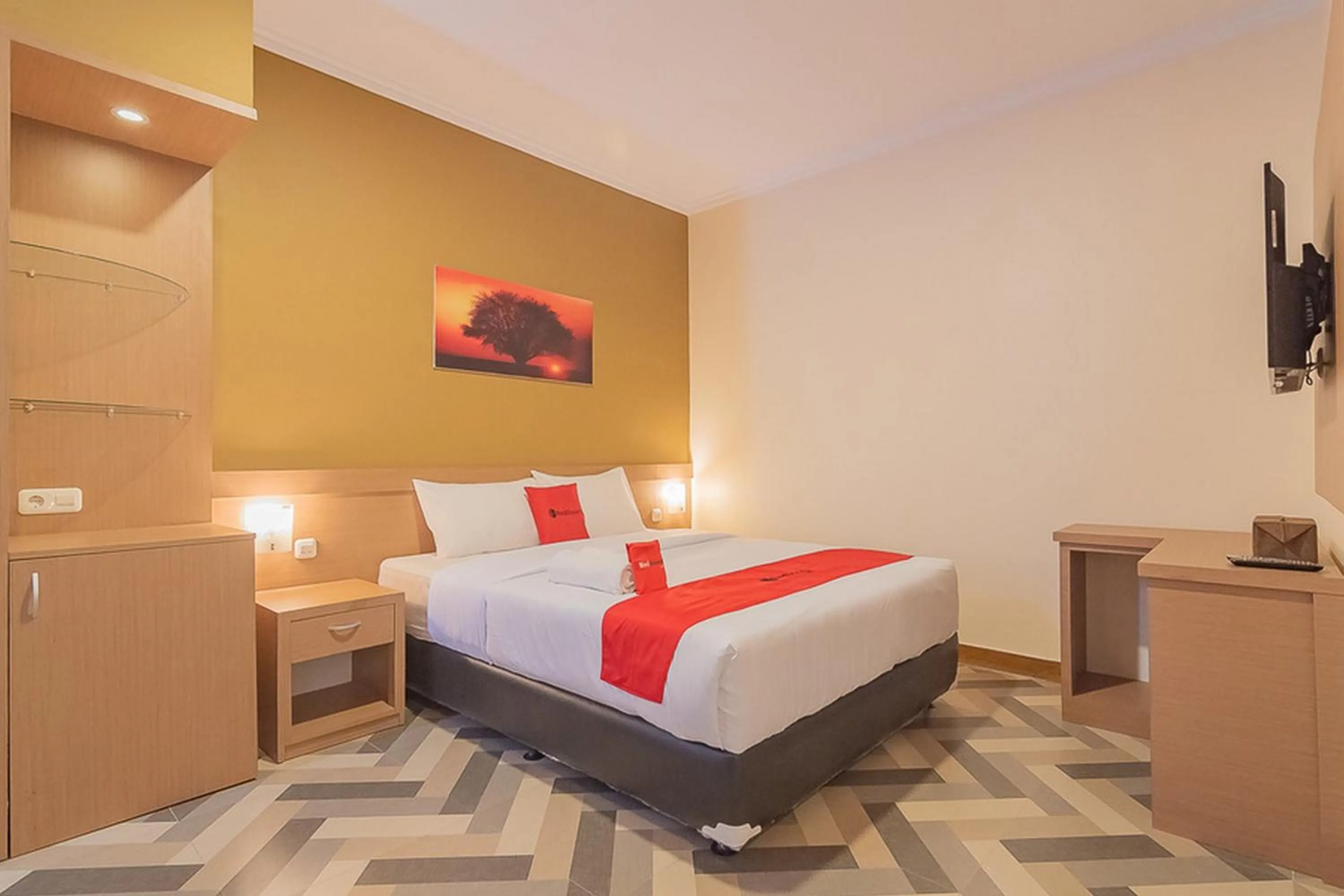 Bed in RedDoorz Syariah @ Villa Grand Mutiara Tasikmalaya