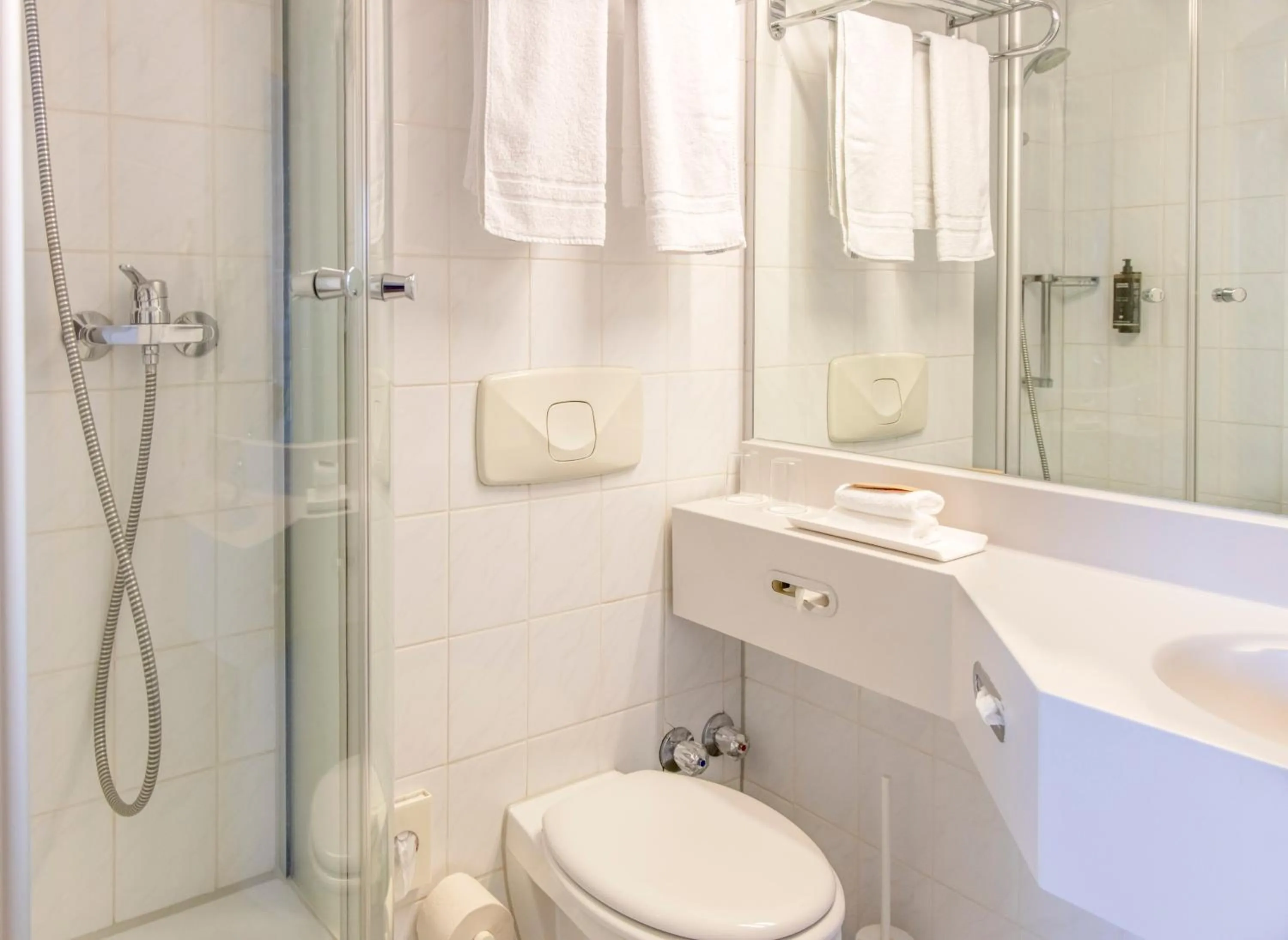 Bathroom in Mercure Hotel Frankfurt Airport Langen