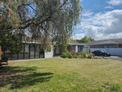 Lyronne Guest house, Shuttle and Tours