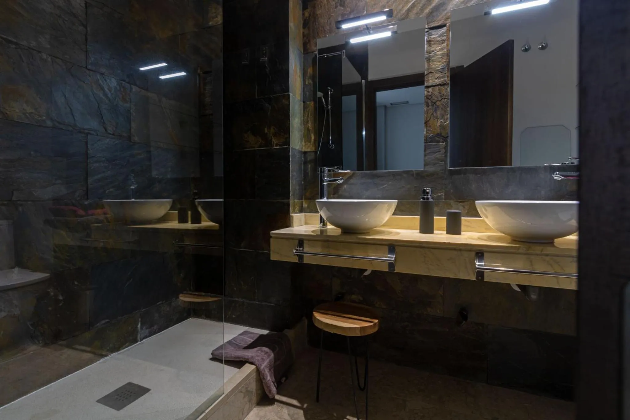 Bathroom in Alkazar Gardens Old Town 6 pax