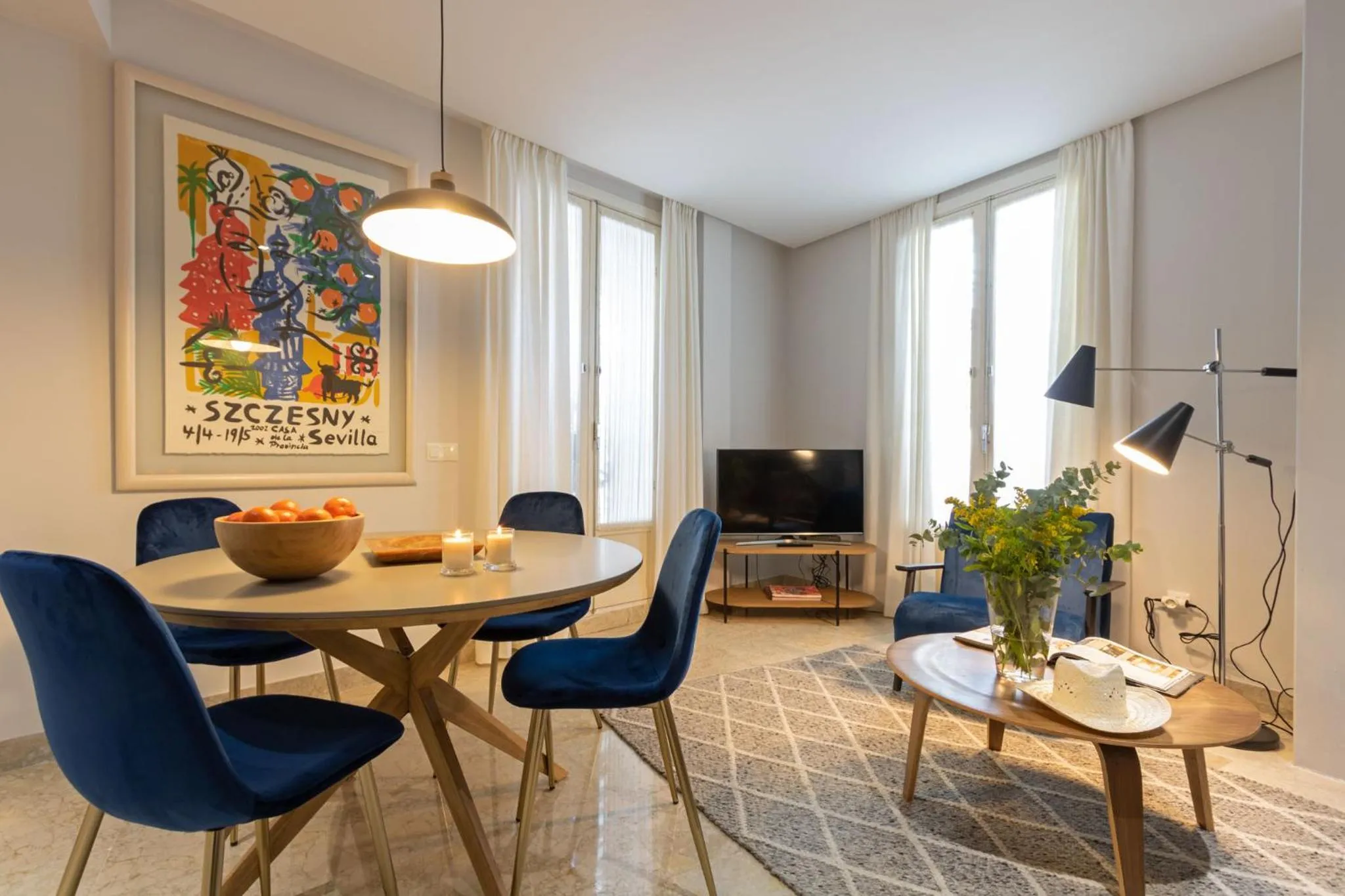 Dining area in Alkazar Gardens Old Town 6 pax