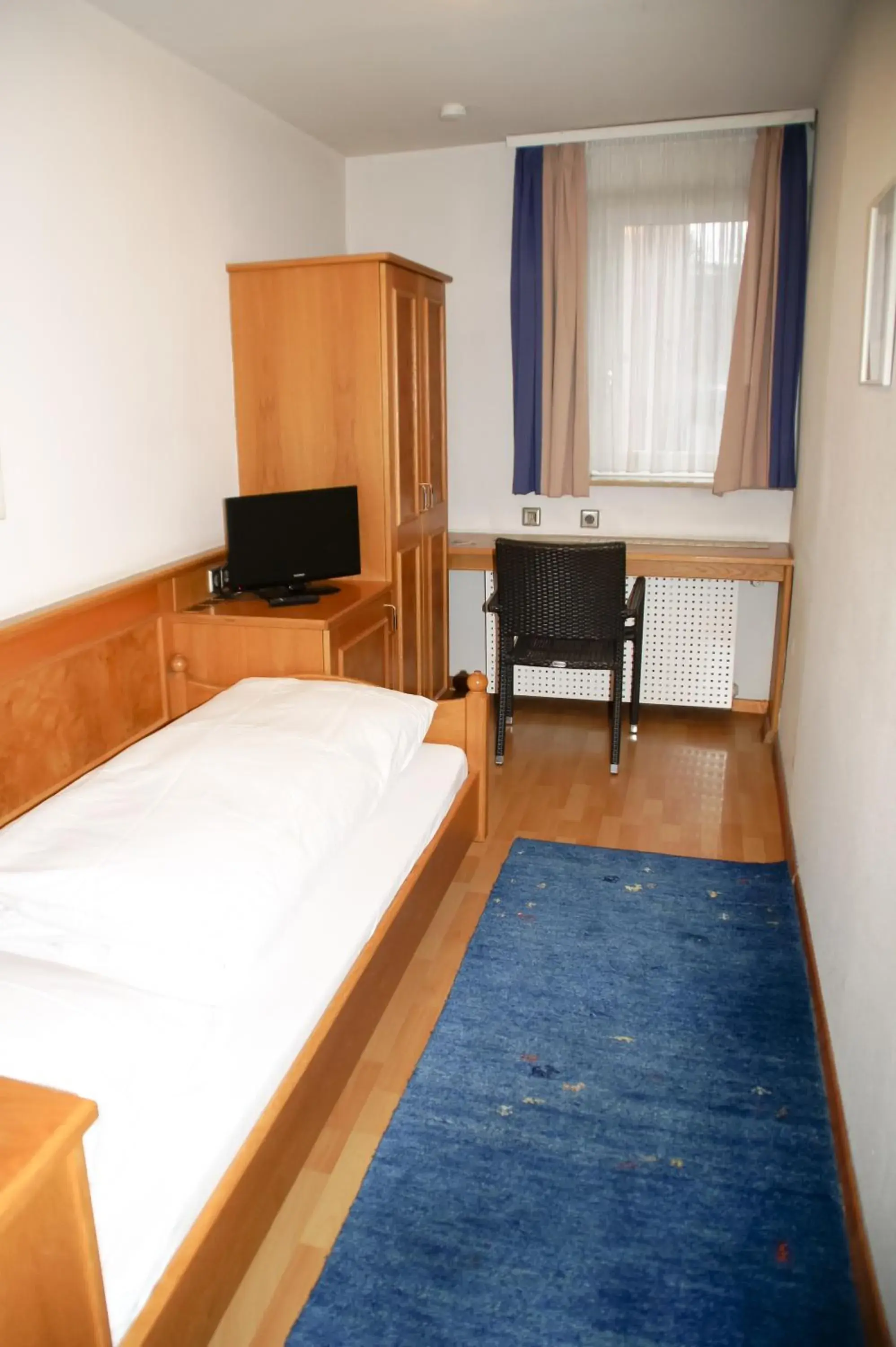 Single Room with Bathroom - single occupancy in Hotel Sonne Single Room with Bathroom - single occupancy in Hotel Sonne