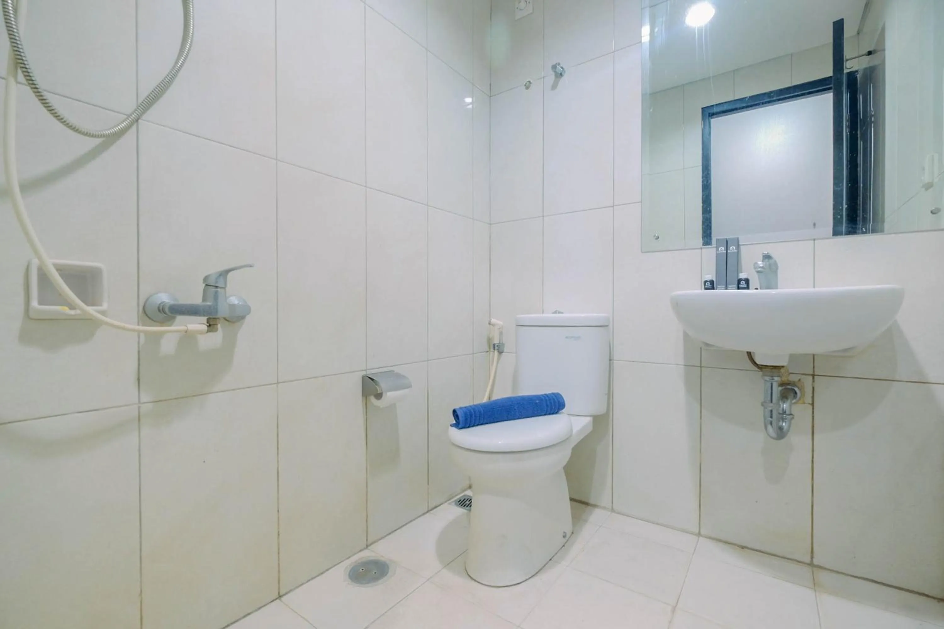 Bathroom in Vintage Studio Apartment at Nifarro Park By Travelio