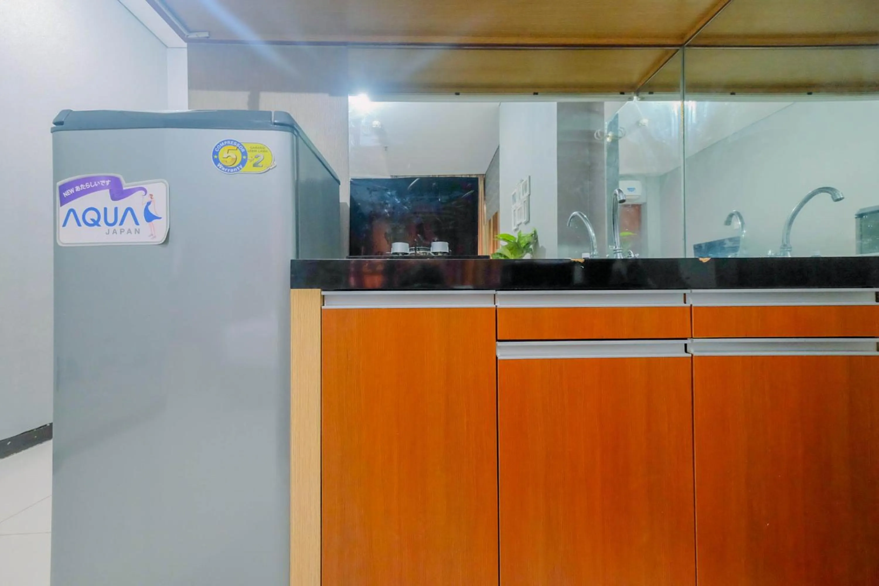 Kitchen or kitchenette in Vintage Studio Apartment at Nifarro Park By Travelio