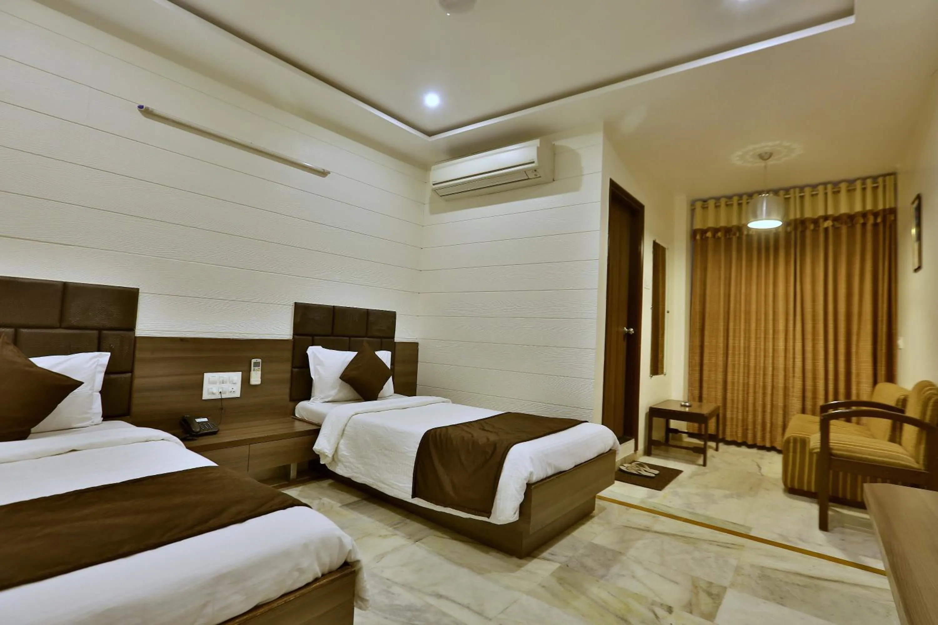 Bedroom, Bed in Hotel Kamran Palace